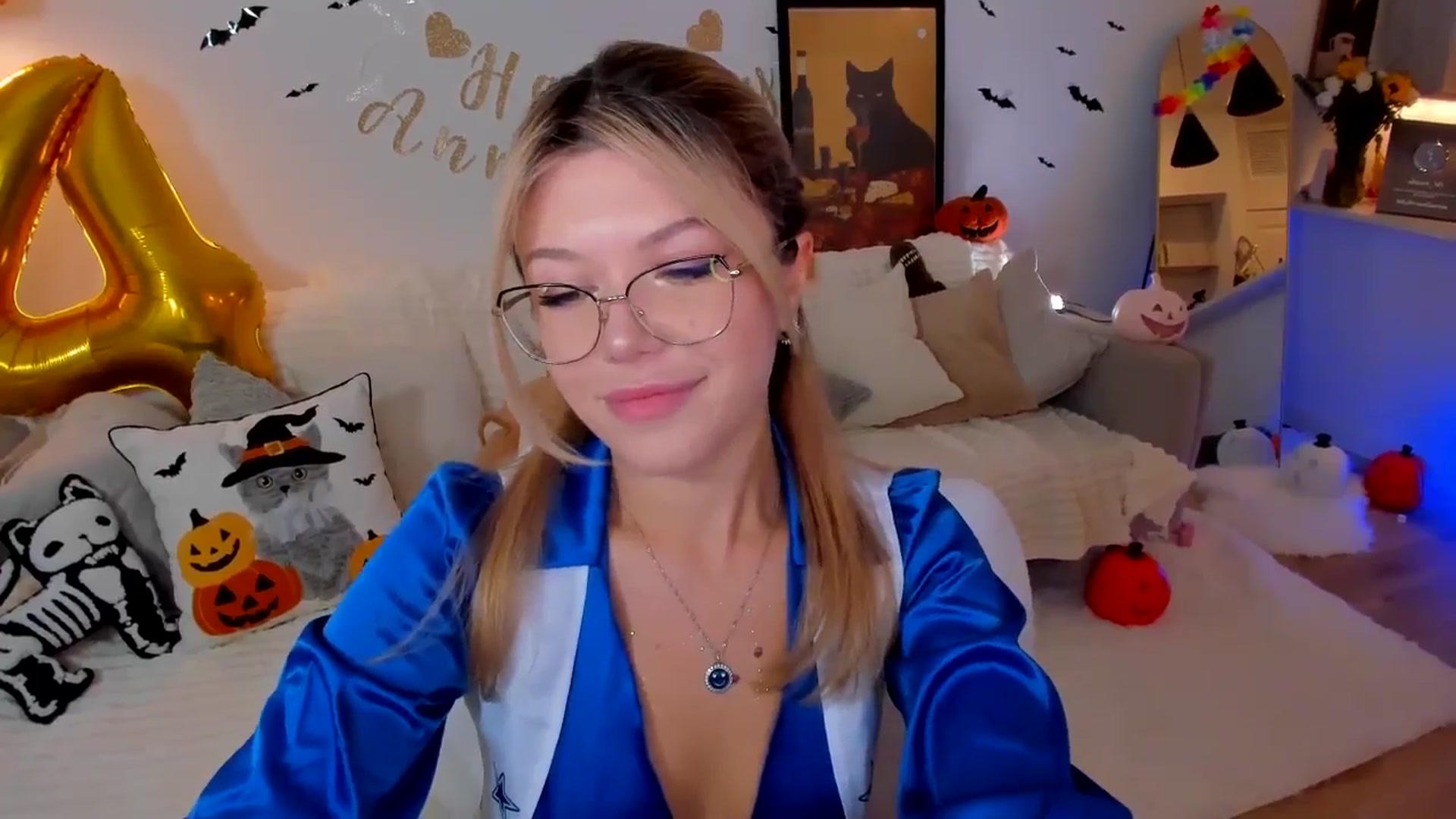 Gallery image thumbnail from Just_Vi's myfreecams stream on, 10/19/2025, 05:22 image 2 of 20