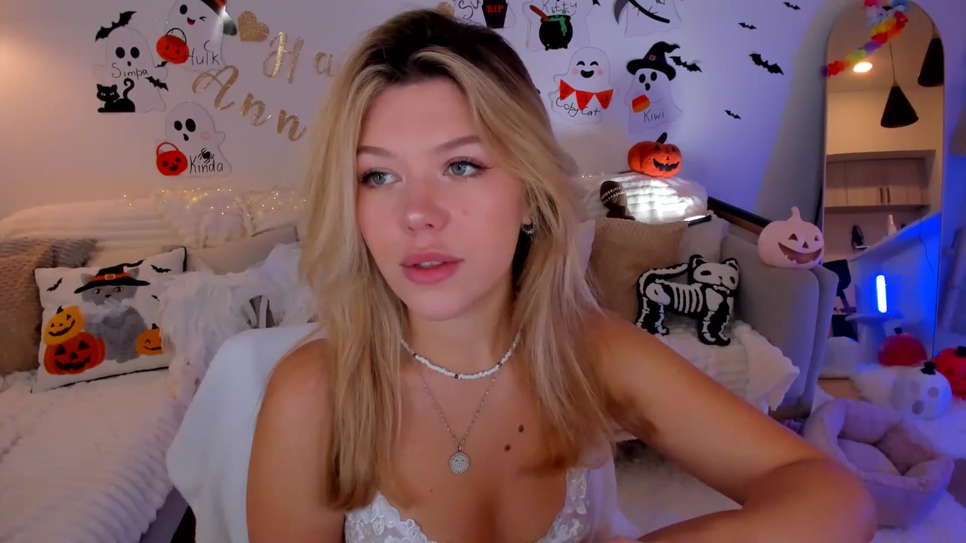Gallery image thumbnail from Just_Vi's myfreecams stream on, 10/25/2025, 02:03 image 2 of 20