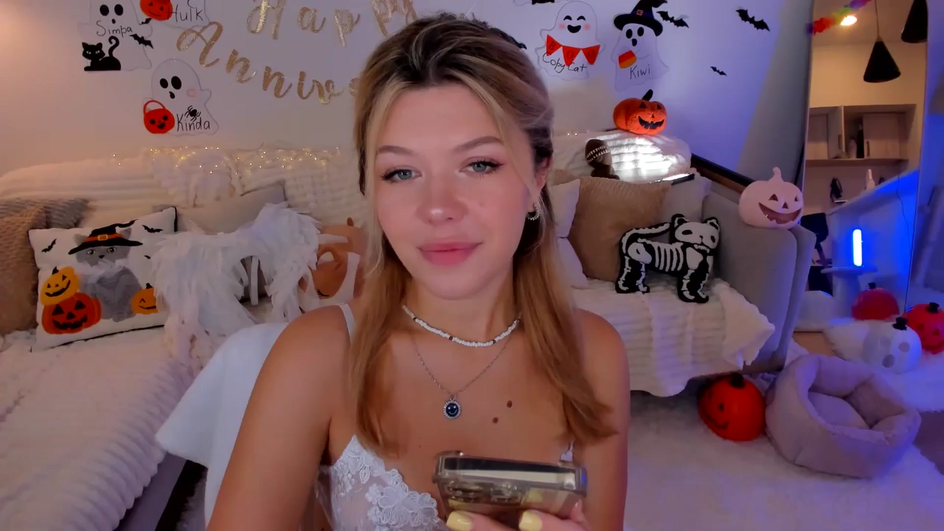 Gallery image thumbnail from Just_Vi's myfreecams stream on, 10/25/2025, 02:03 image 10 of 20