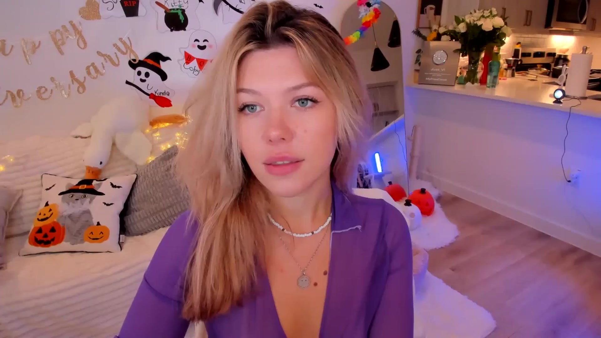Gallery image thumbnail from Just_Vi's myfreecams stream on, 10/26/2025, 02:48 image 9 of 20