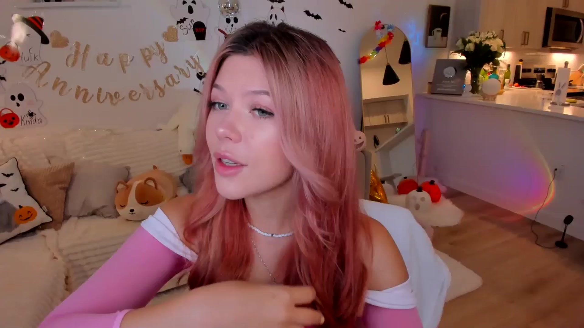 Gallery image thumbnail from Just_Vi's myfreecams stream on, 10/28/2025, 24:51 image 1 of 20
