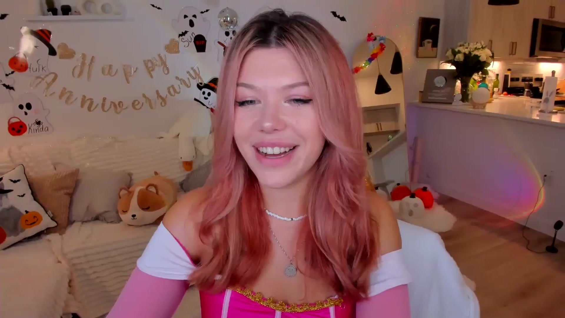 Gallery image thumbnail from Just_Vi's myfreecams stream on, 10/28/2025, 24:51 image 15 of 20