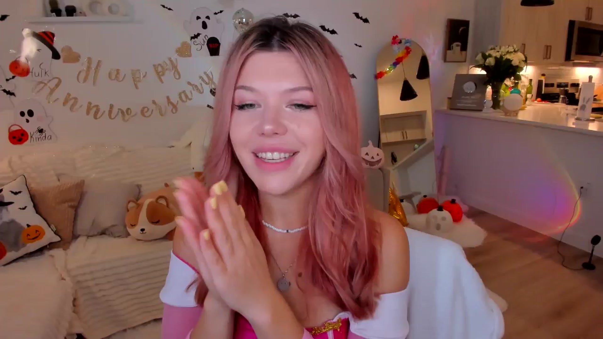 Gallery image thumbnail from Just_Vi's myfreecams stream on, 10/28/2025, 24:51 image 17 of 20
