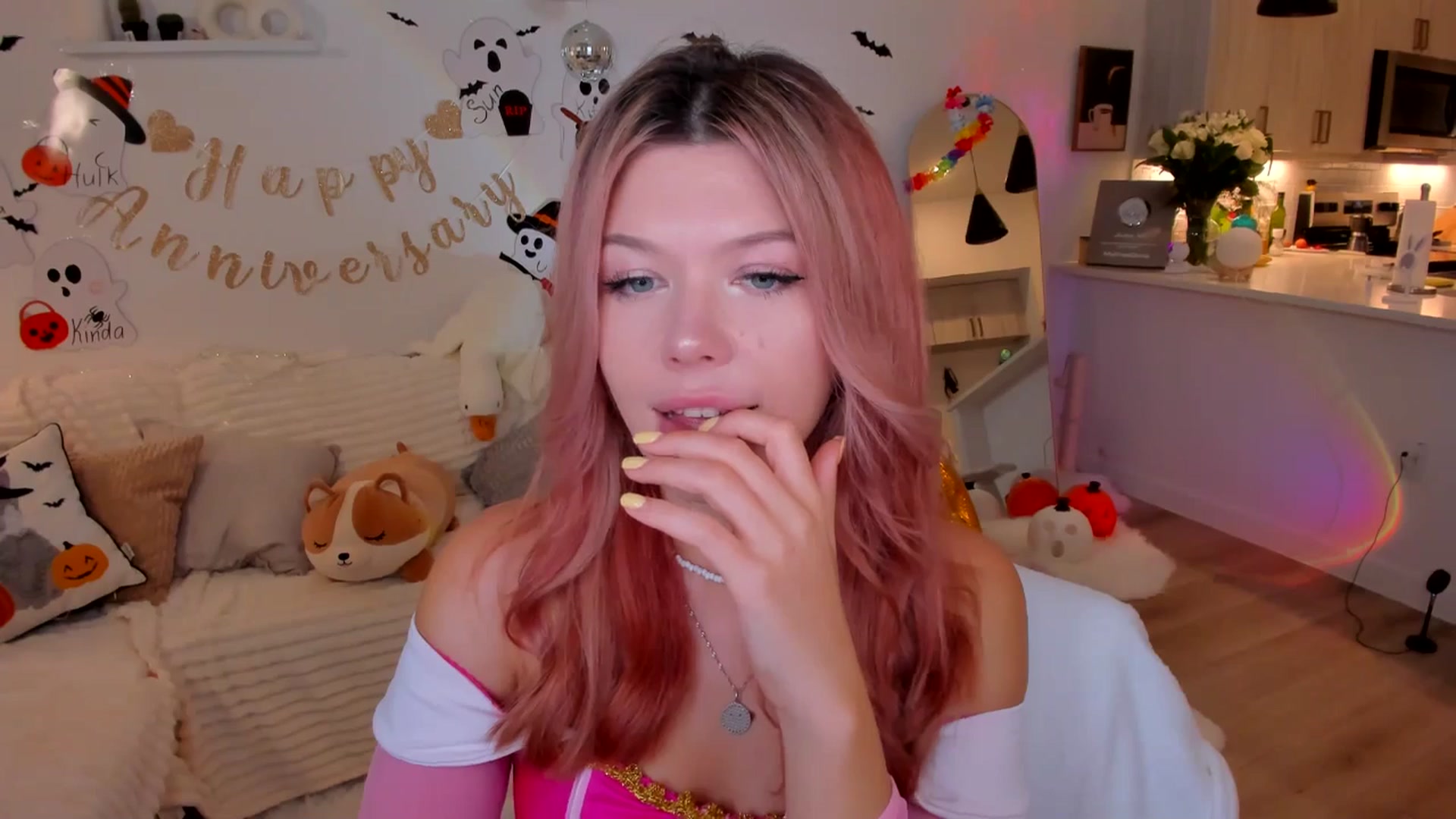 Gallery image thumbnail from Just_Vi's myfreecams stream on, 10/28/2025, 24:51 image 19 of 20