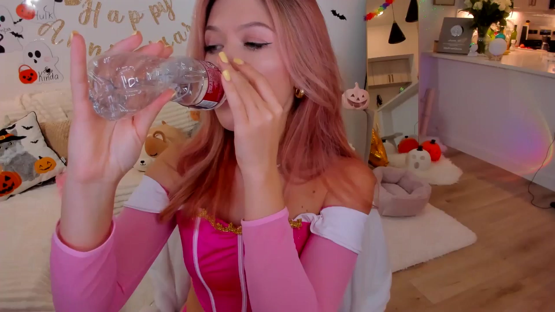 Gallery image thumbnail from Just_Vi's myfreecams stream on, 10/28/2025, 05:10 image 18 of 20