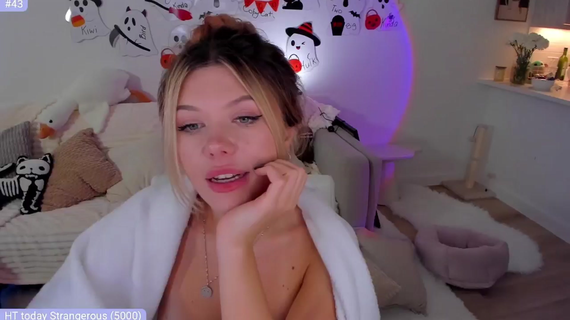 Gallery image thumbnail from Just_Vi's myfreecams stream on, 11/16/2025, 08:58 image 19 of 20