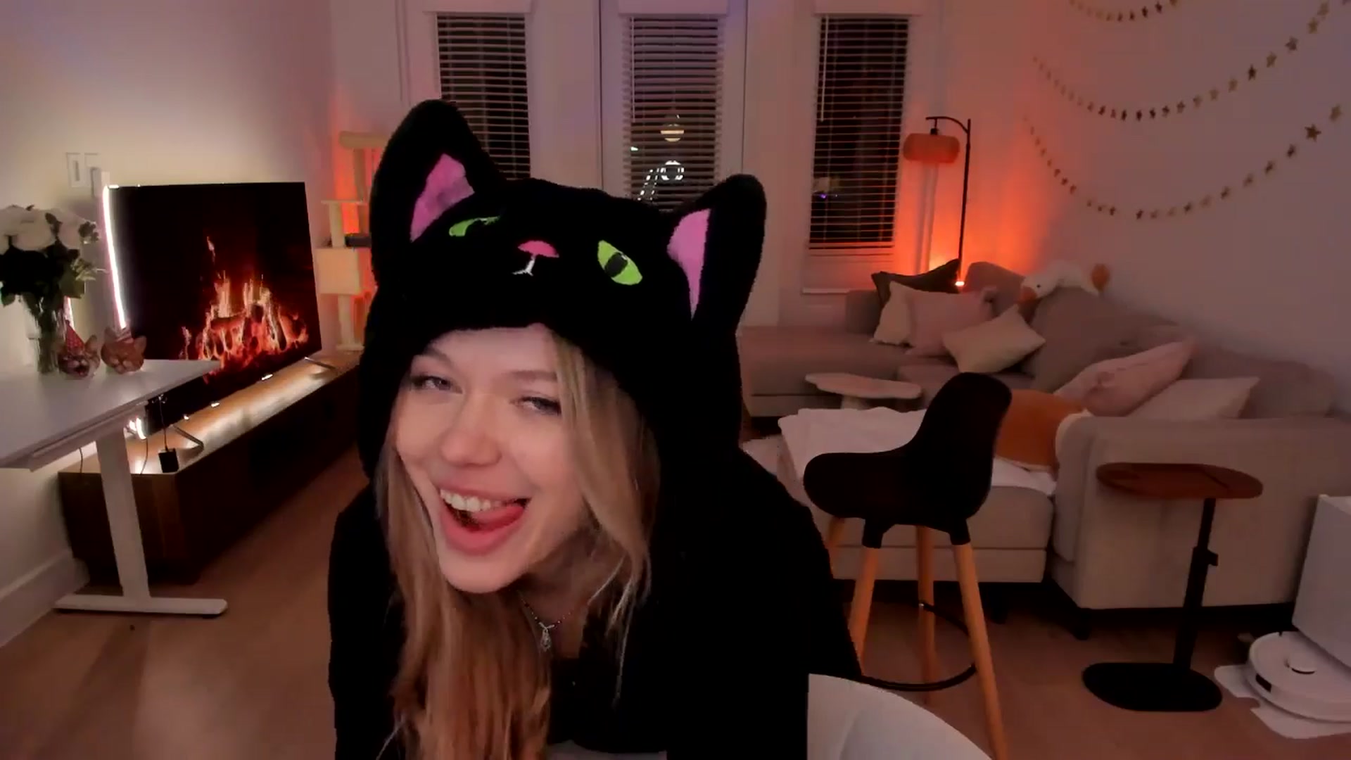 Gallery image thumbnail from Just_Vi's myfreecams stream on, 05/09/2026, 08:09 image 18 of 20