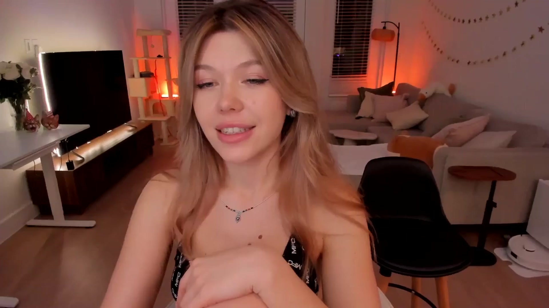 Gallery image thumbnail from Just_Vi's myfreecams stream on, 05/09/2026, 08:09 image 3 of 20