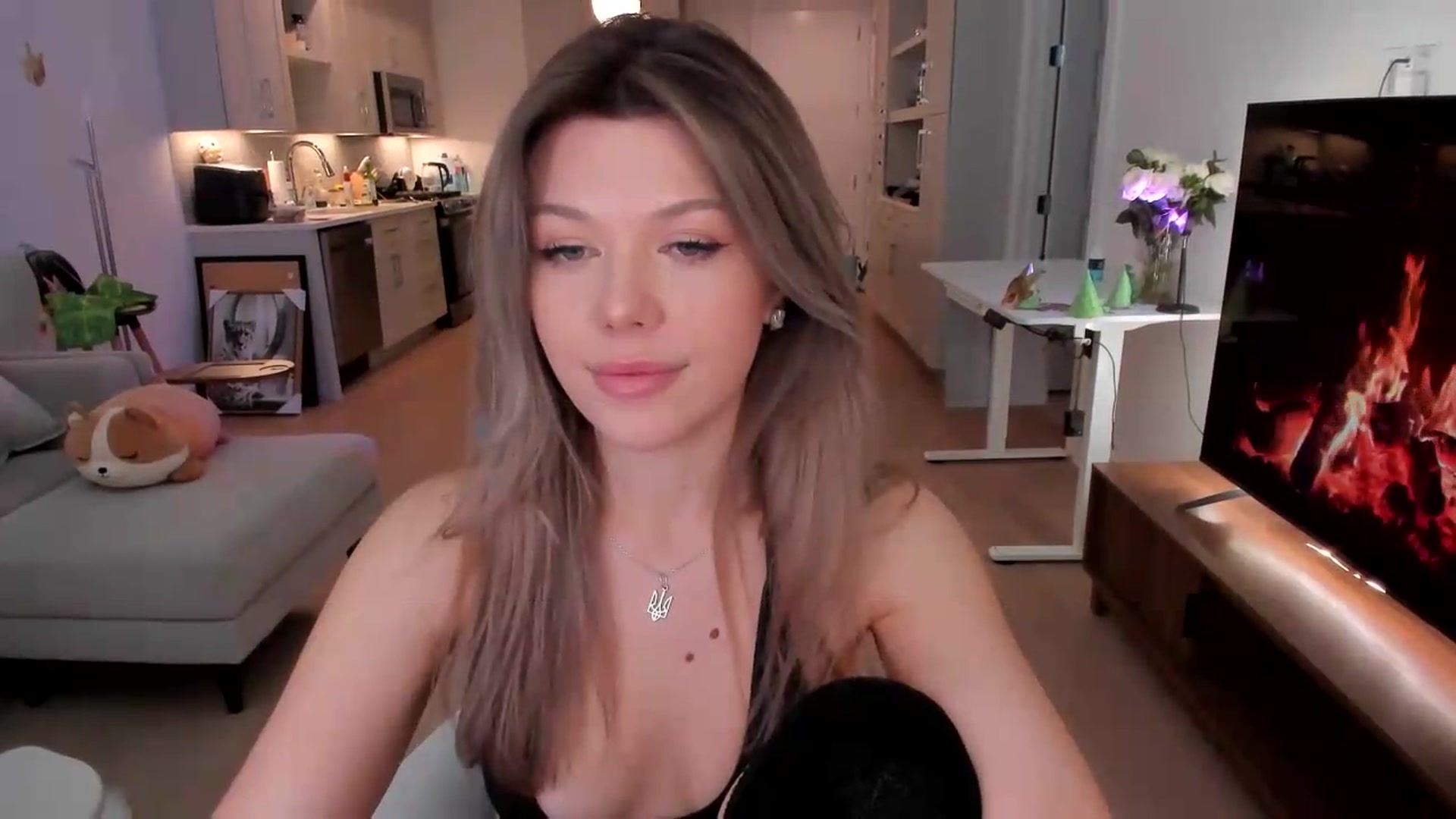 Gallery image thumbnail from Just_Vi's myfreecams stream on, 05/16/2026, 07:15 image 8 of 20