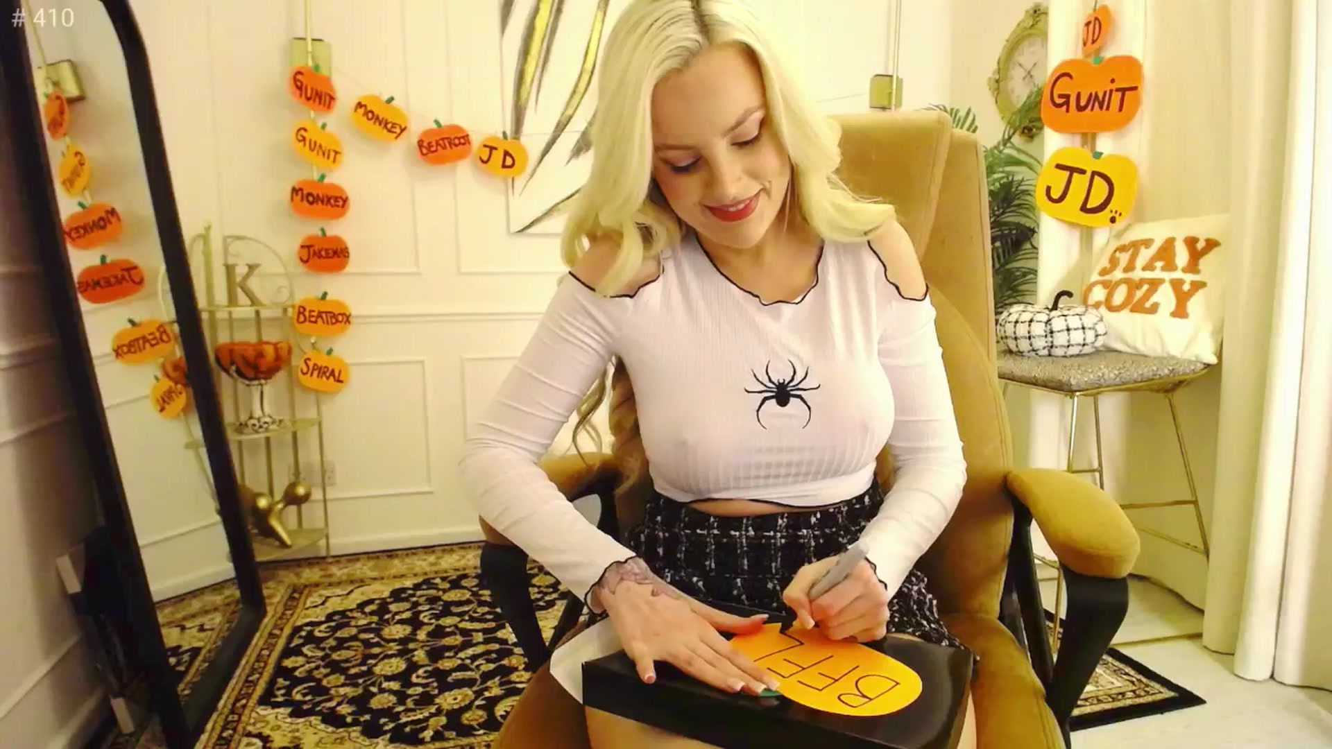Gallery image thumbnail from K3lly's myfreecams stream on, 10/03/2025, 24:10 image 6 of 20