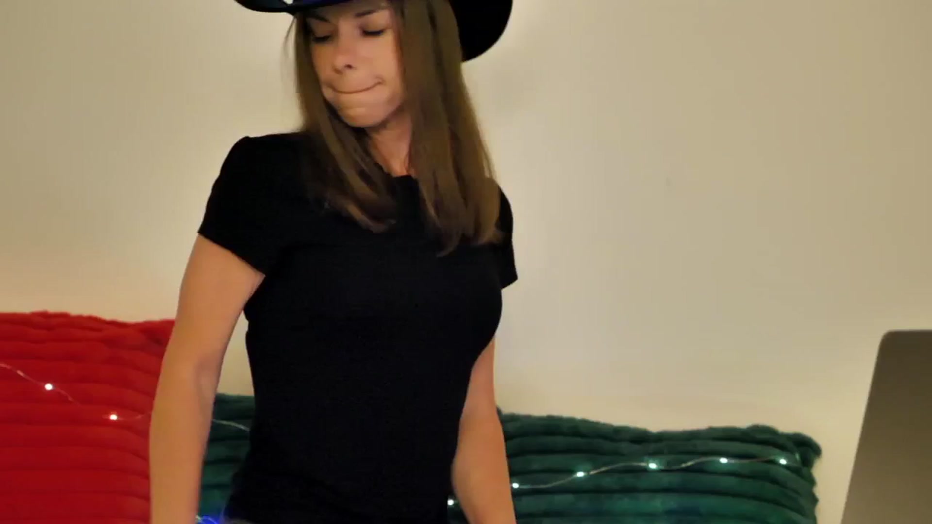 Gallery image thumbnail from KATEELIFE's myfreecams stream on, 12/25/2024, 03:04 image 5 of 20