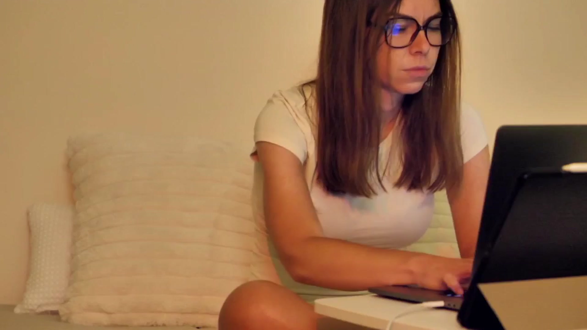 Gallery image thumbnail from KATEELIFE's myfreecams stream on, 08/27/2025, 05:04 image 4 of 20