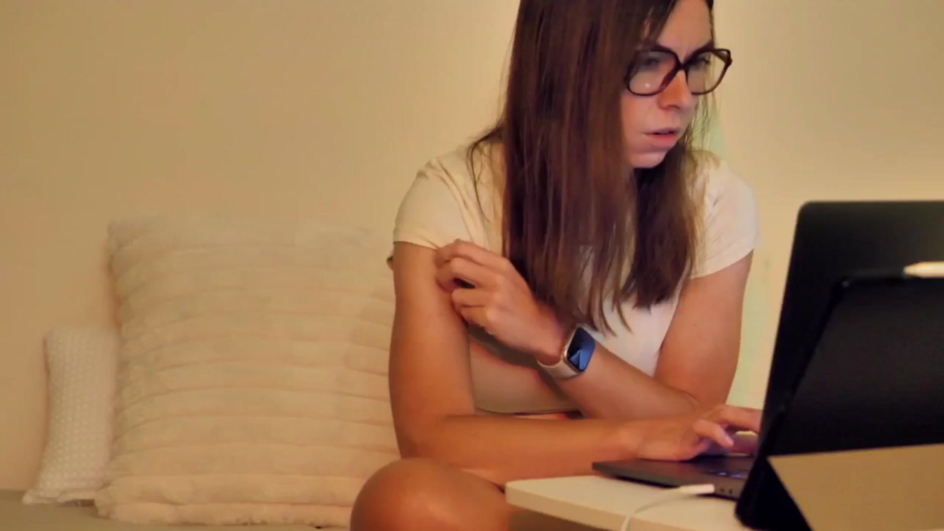 Gallery image thumbnail from KATEELIFE's myfreecams stream on, 08/27/2025, 05:04 image 9 of 20