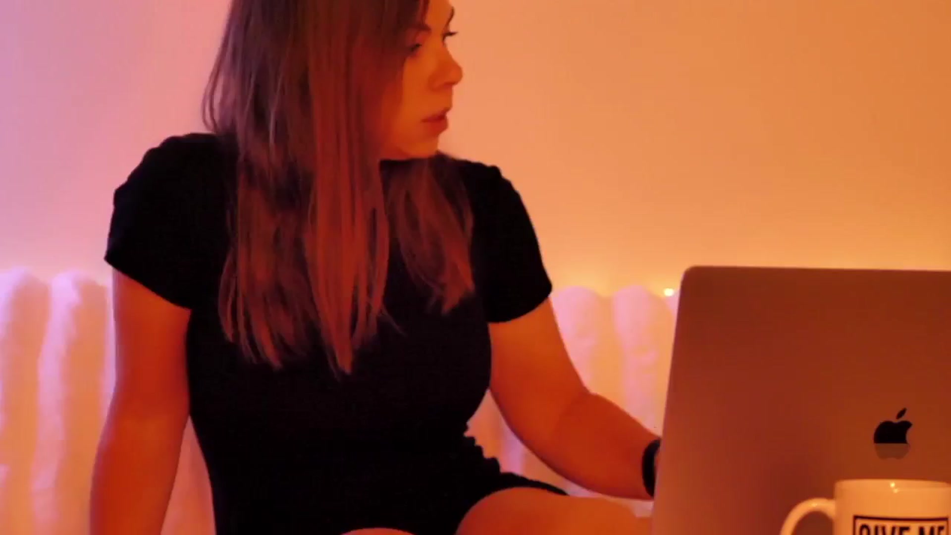 Gallery image thumbnail from KATEELIFE's myfreecams stream on, 04/12/2026, 04:32 image 17 of 20