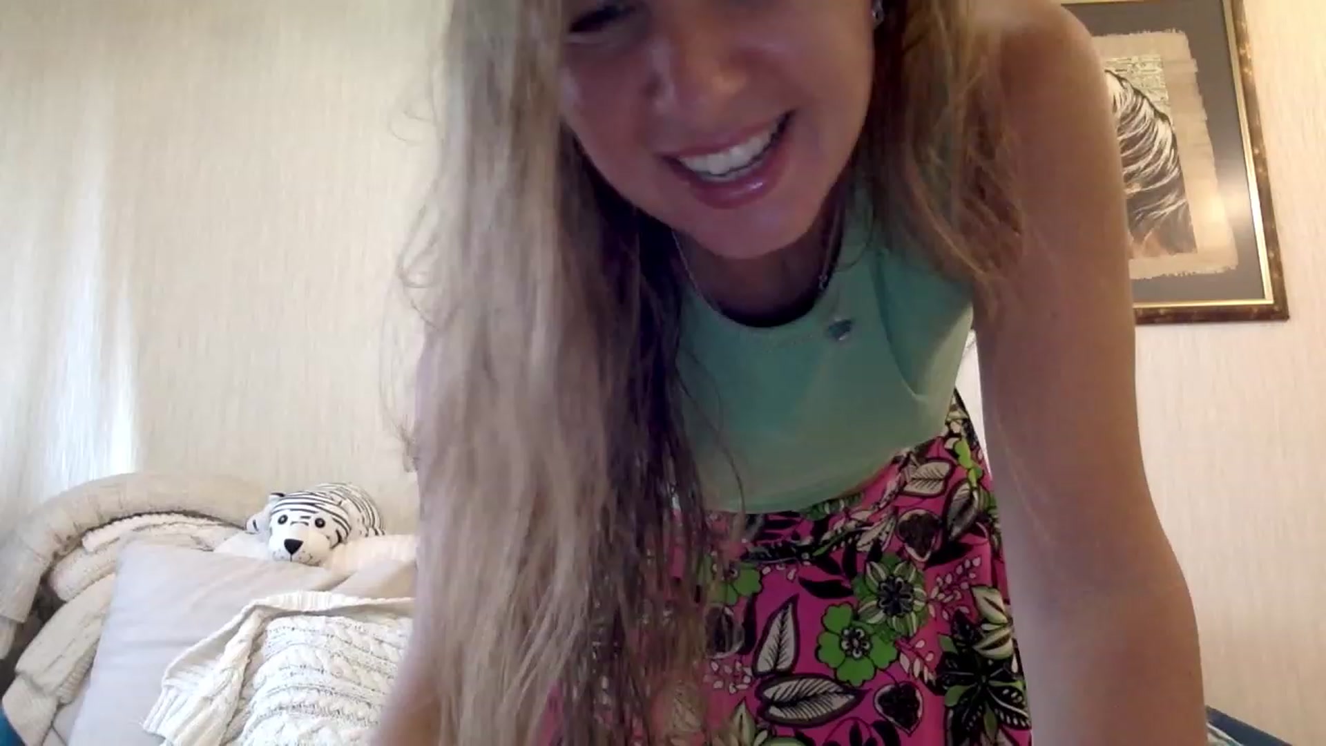 Gallery image thumbnail from KITTENGER's myfreecams stream on, 08/14/2023, 12:44 image 10 of 20