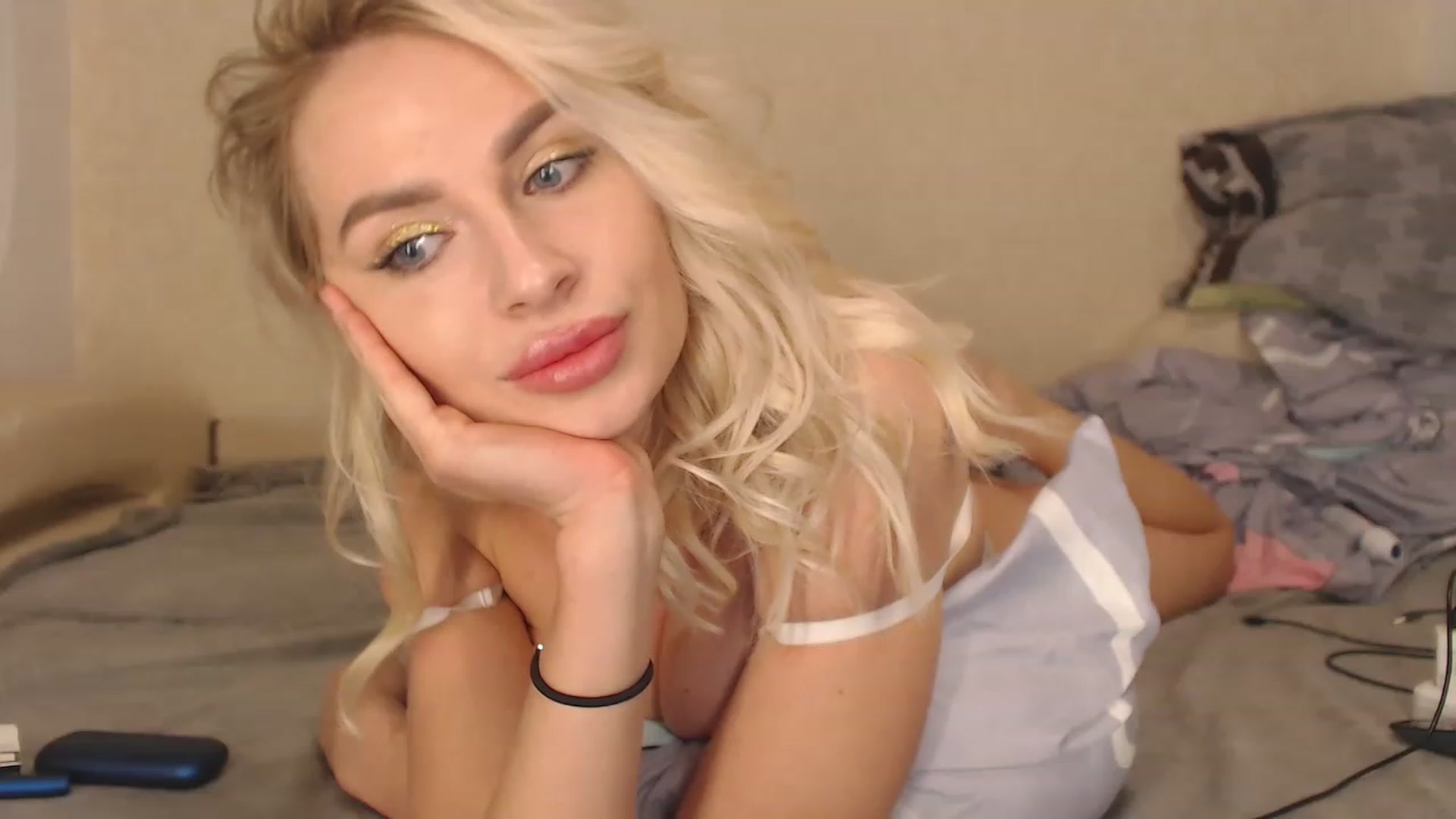 Gallery image thumbnail from KRISLITE's myfreecams stream on, 02/18/2023, 16:33 image 4 of 20