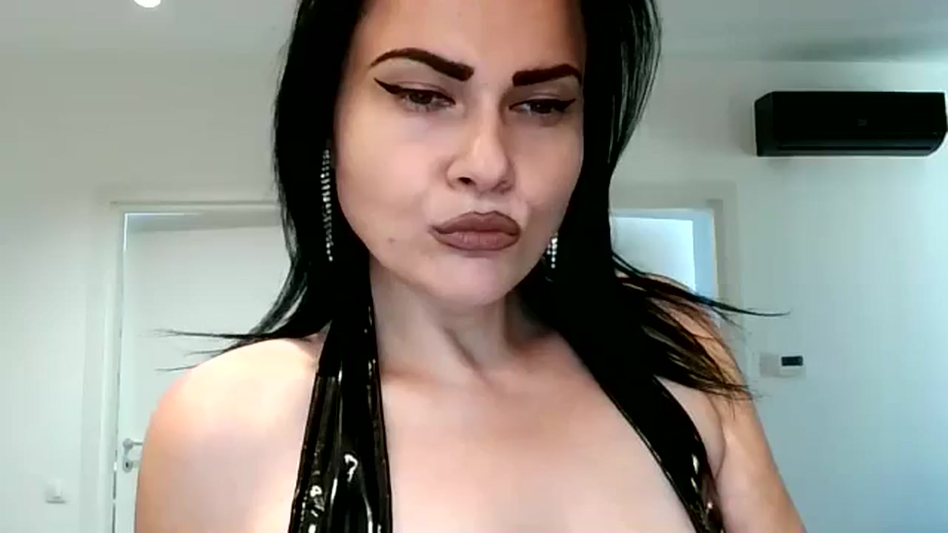Gallery image thumbnail from K_Queen's myfreecams stream on, 08/13/2024, 08:34 image 6 of 20