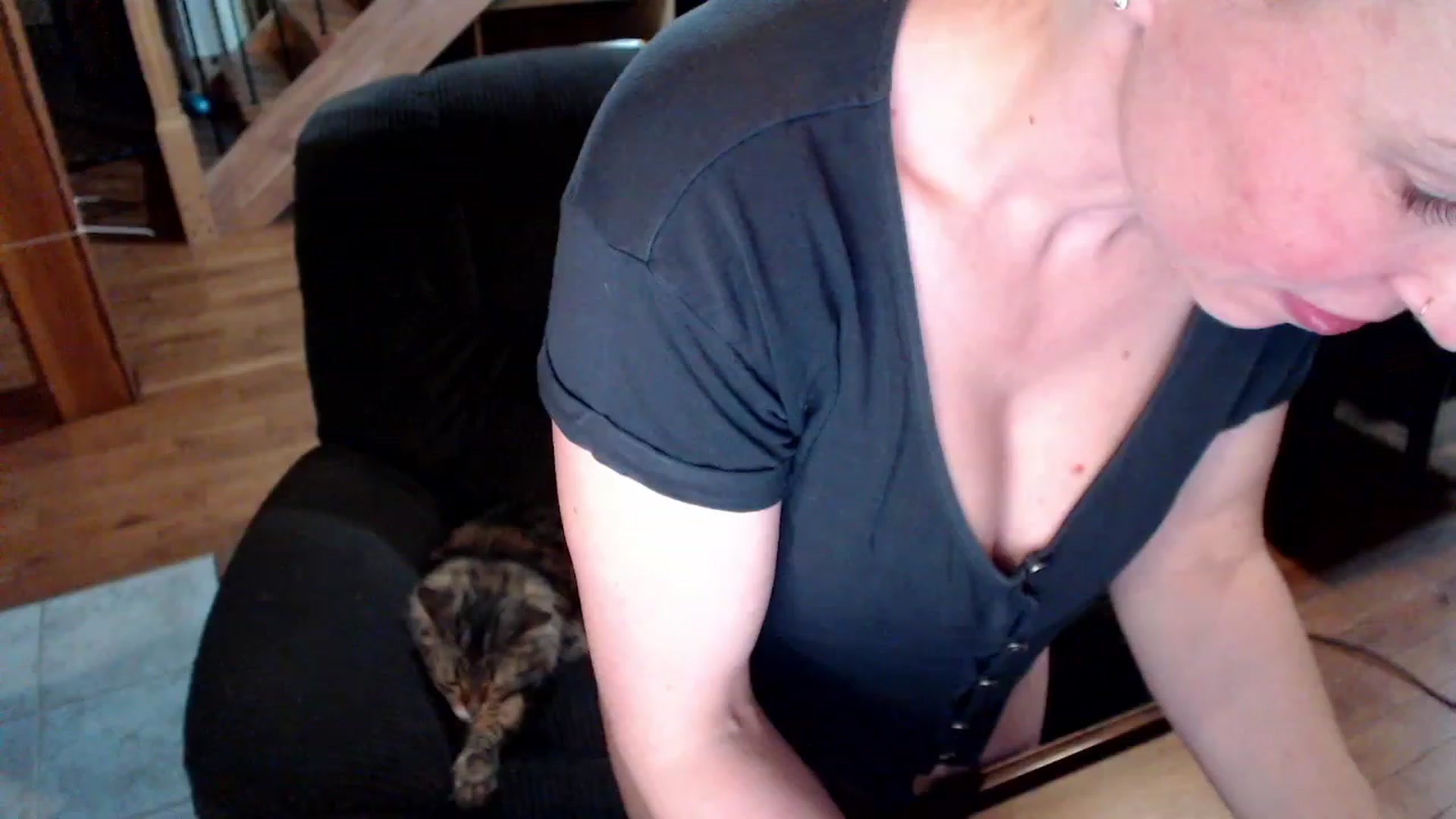 Gallery image thumbnail from KaliGunz's myfreecams stream on, 12/04/2022, 05:23 image 16 of 20