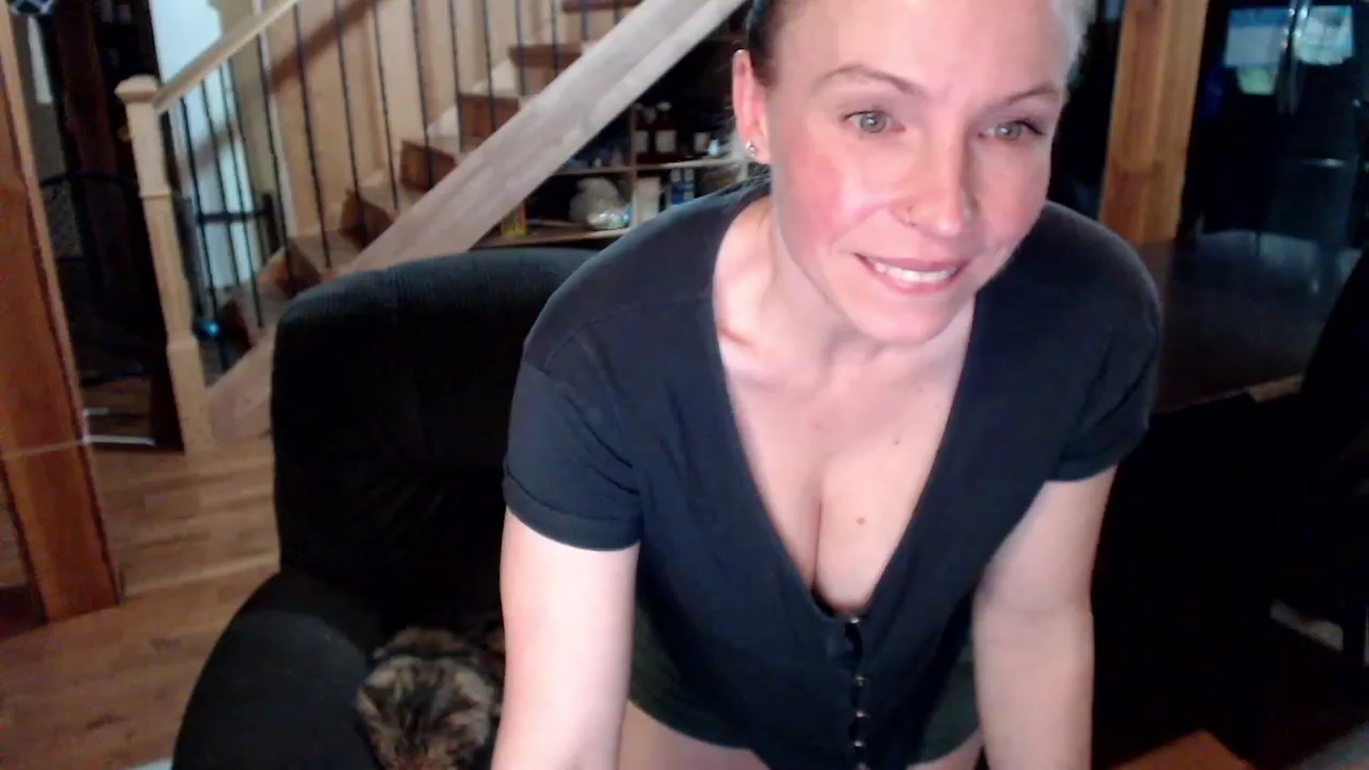 Gallery image thumbnail from KaliGunz's myfreecams stream on, 12/04/2022, 05:23 image 14 of 20