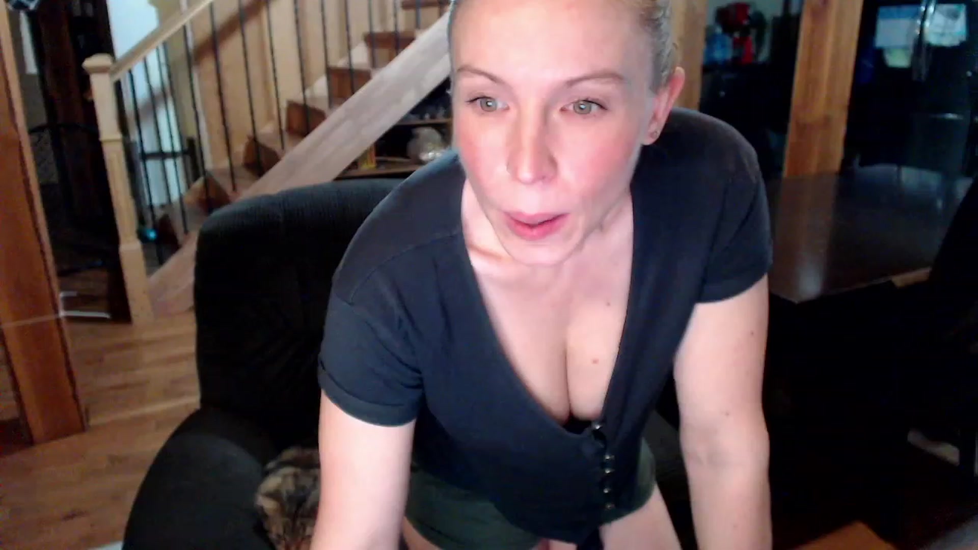 Gallery image thumbnail from KaliGunz's myfreecams stream on, 12/04/2022, 05:23 image 13 of 20