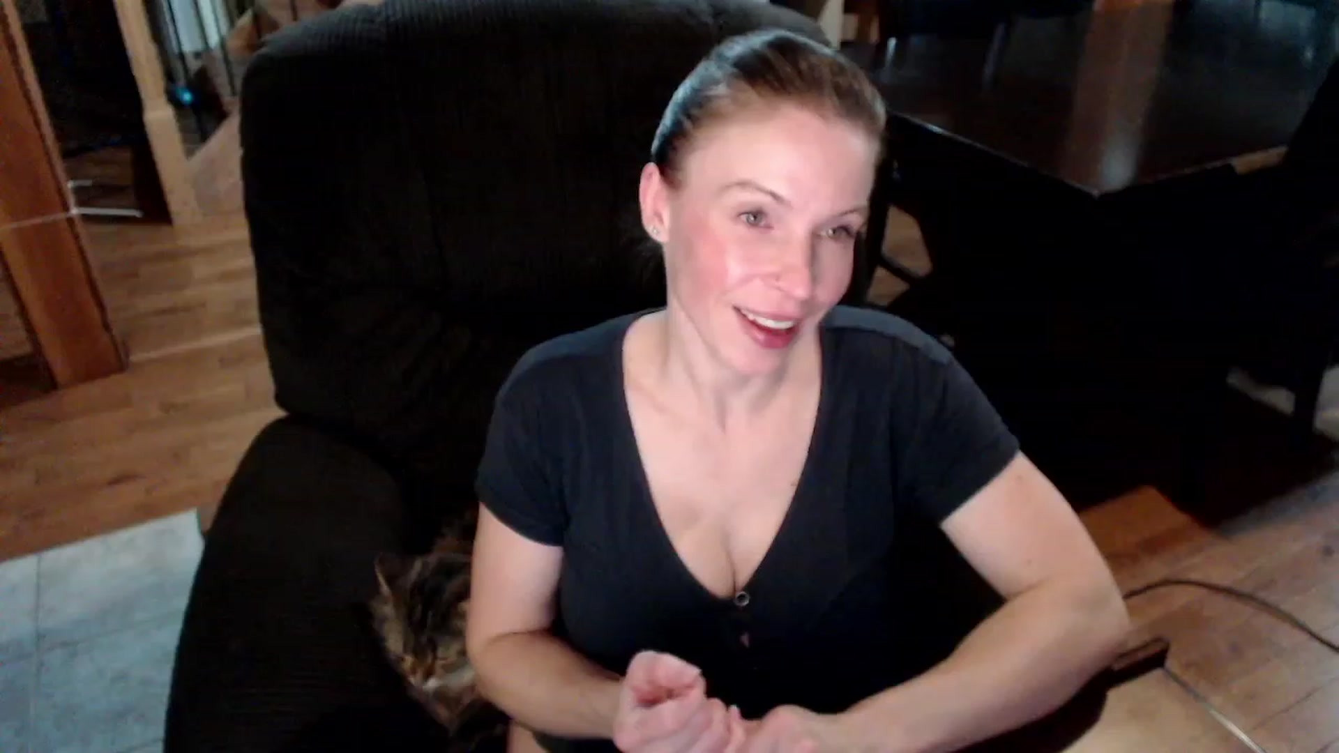 Gallery image thumbnail from KaliGunz's myfreecams stream on, 12/04/2022, 05:23 image 15 of 20