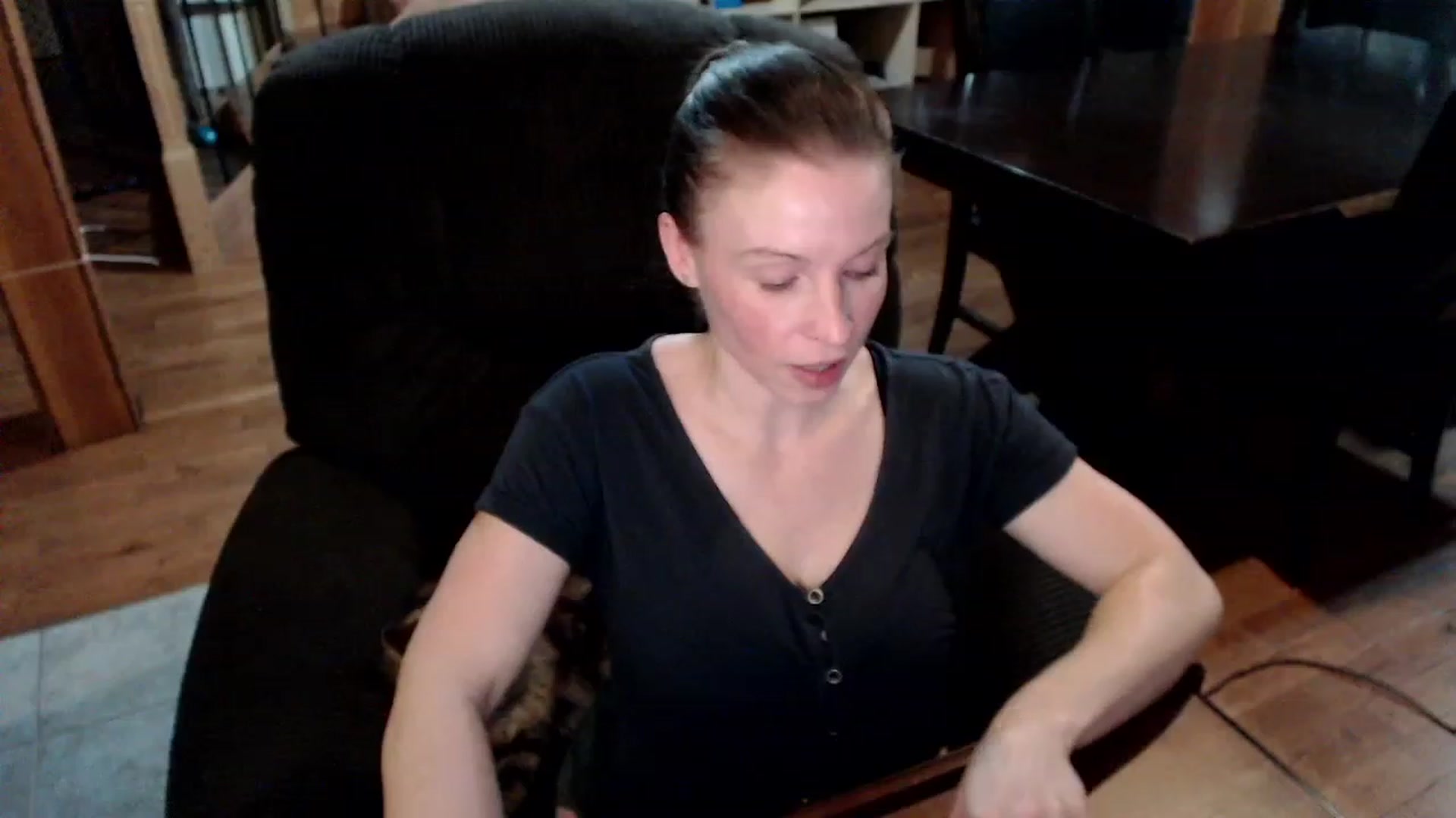 Gallery image thumbnail from KaliGunz's myfreecams stream on, 12/04/2022, 05:23 image 10 of 20