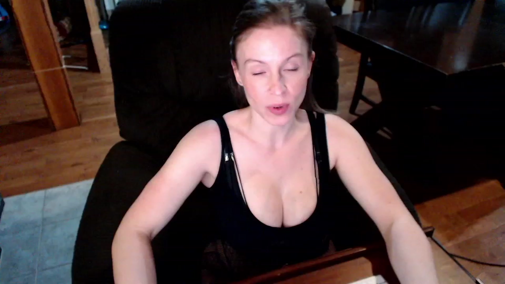 Gallery image thumbnail from KaliGunz's myfreecams stream on, 12/06/2022, 05:10 image 5 of 20