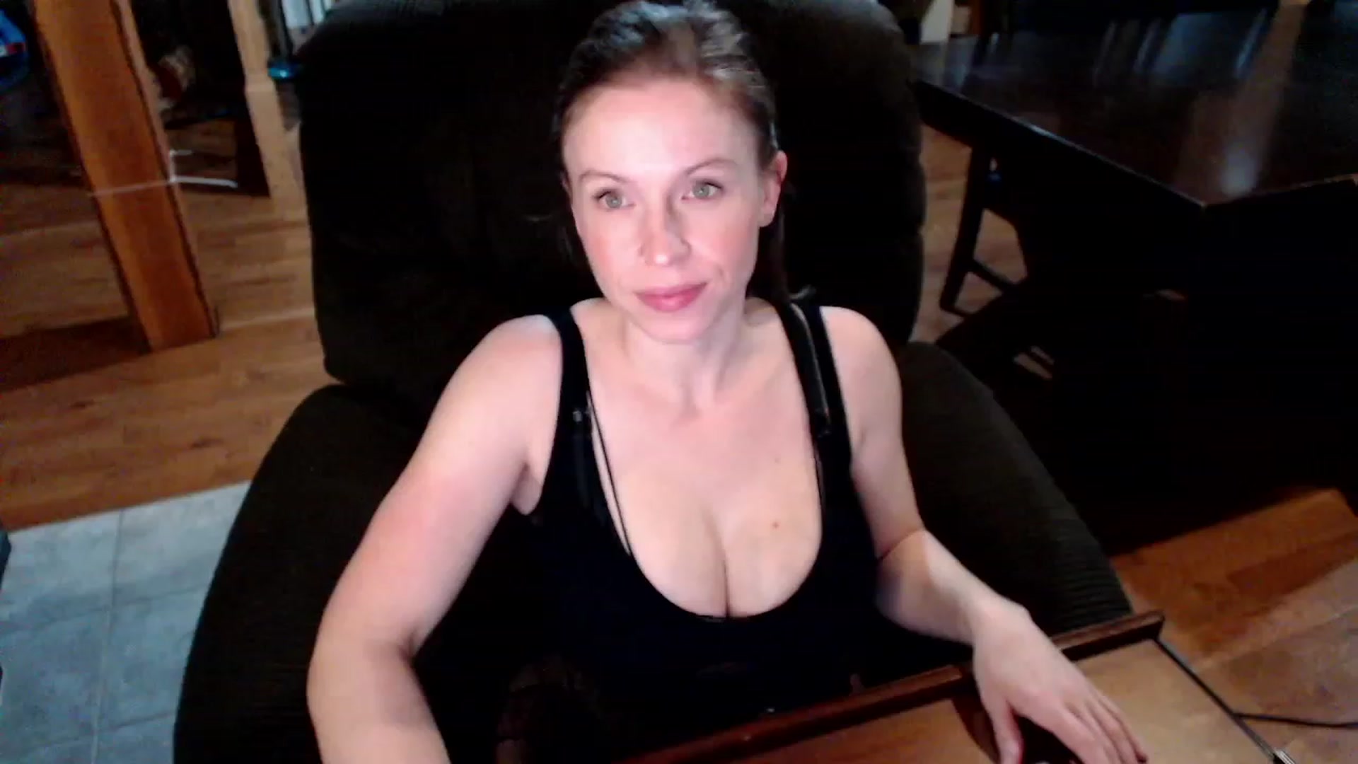 Gallery image thumbnail from KaliGunz's myfreecams stream on, 12/06/2022, 05:10 image 18 of 20