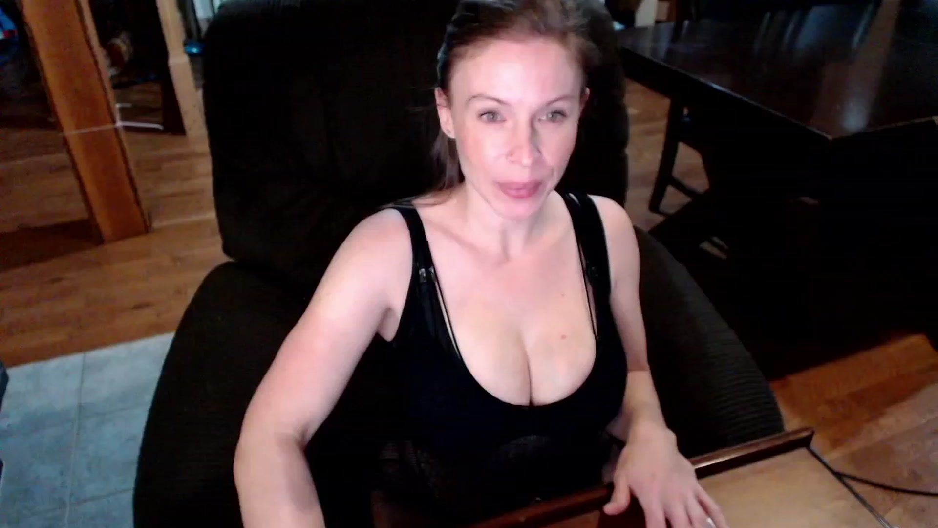 Gallery image thumbnail from KaliGunz's myfreecams stream on, 12/06/2022, 05:10 image 1 of 20