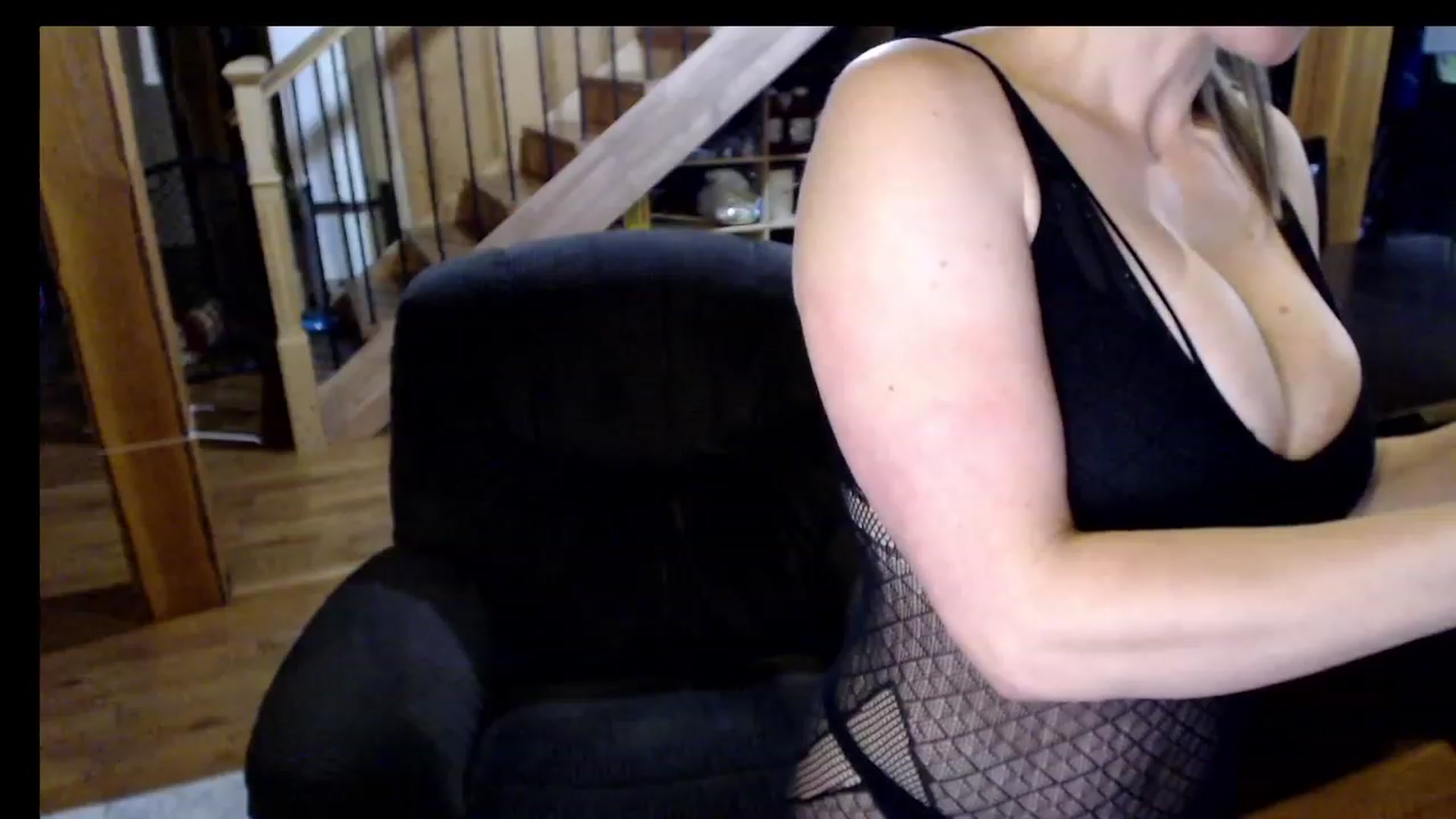 Gallery image thumbnail from KaliGunz's myfreecams stream on, 12/06/2022, 06:22 image 3 of 20