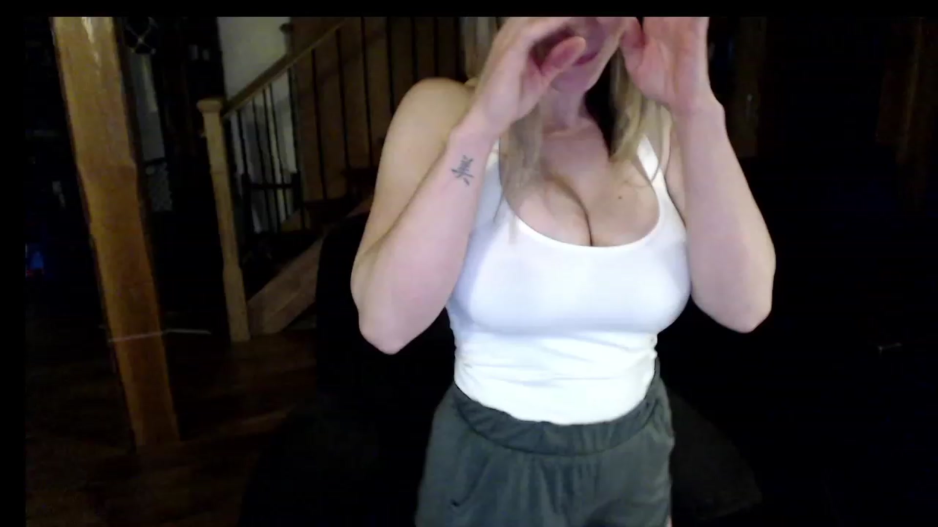 Gallery image thumbnail from KaliGunz's myfreecams stream on, 12/11/2022, 04:50 image 8 of 20