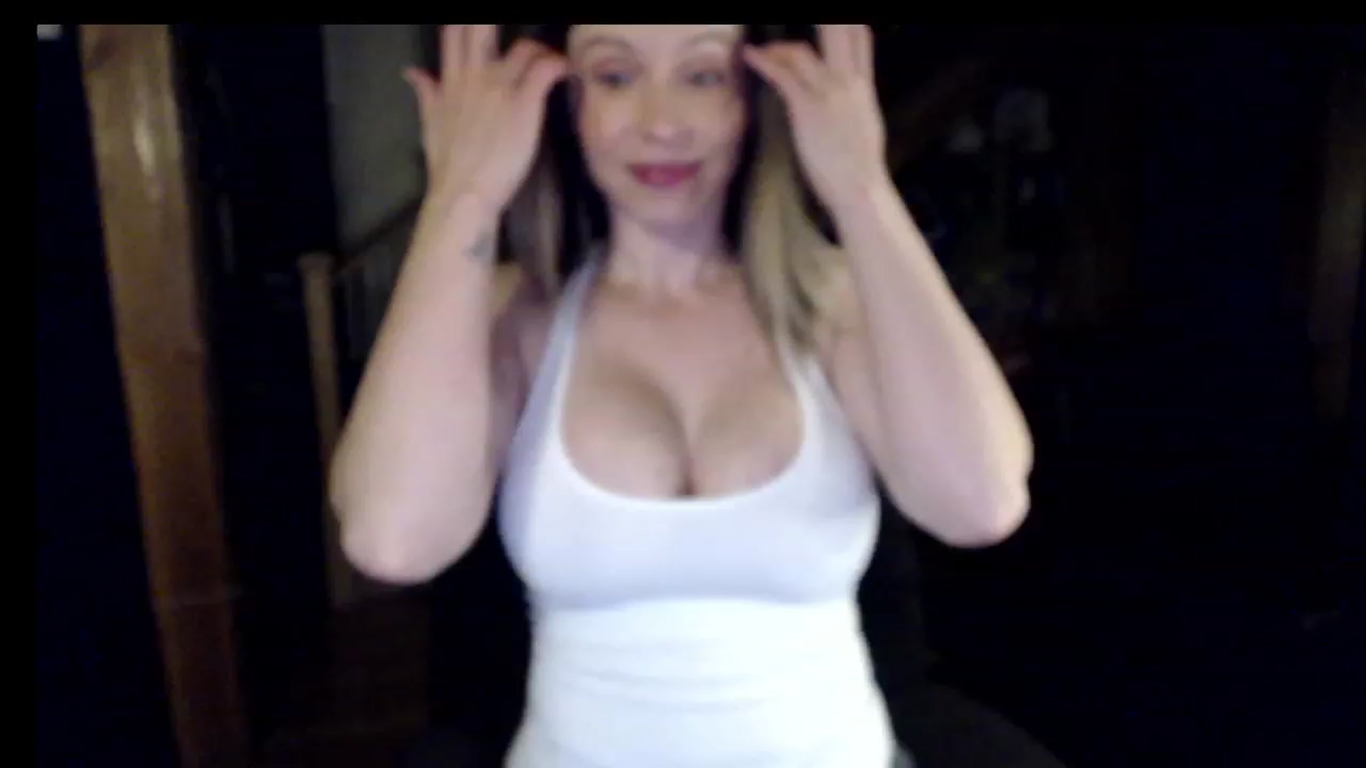 Gallery image thumbnail from KaliGunz's myfreecams stream on, 12/15/2022, 05:00 image 6 of 20