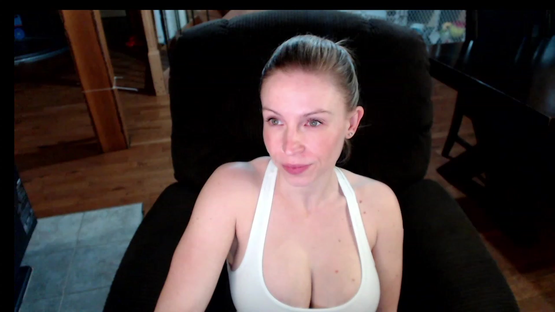 Gallery image thumbnail from KaliGunz's myfreecams stream on, 02/04/2023, 05:46 image 2 of 20