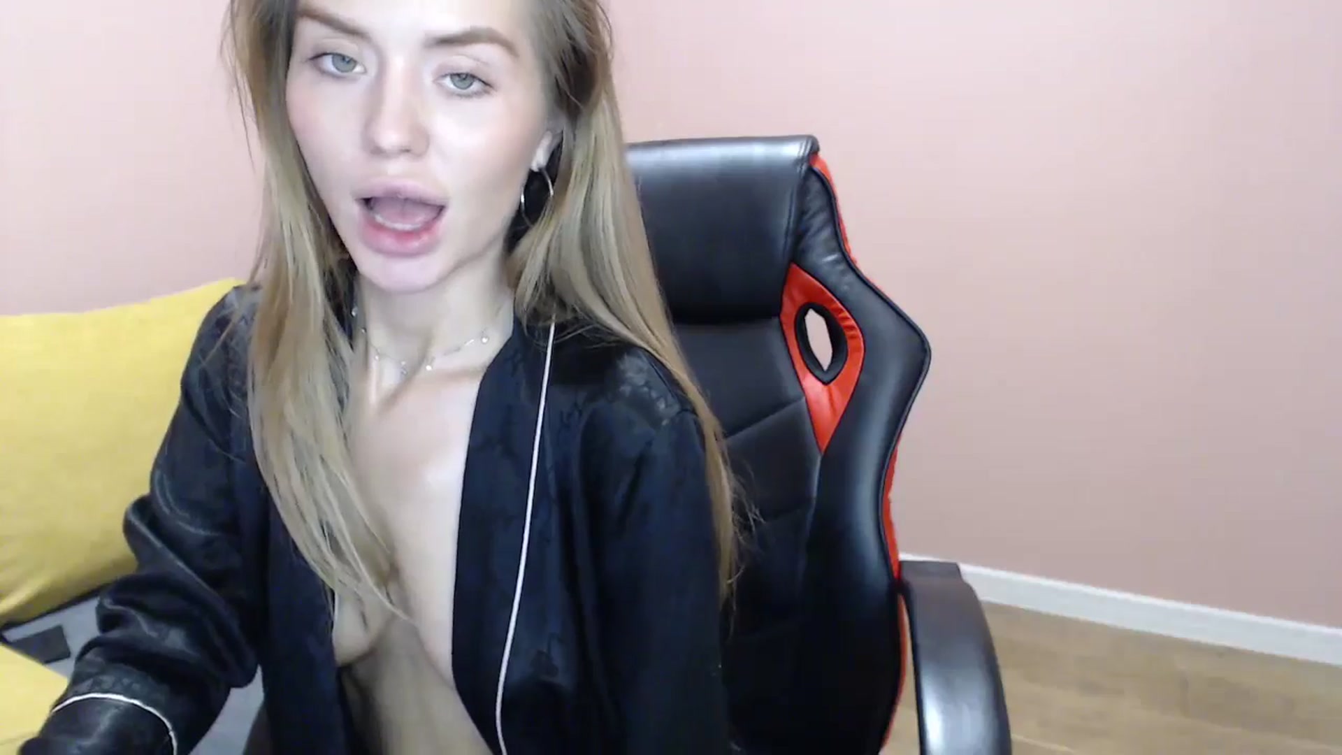 Gallery image thumbnail from KamiShine's myfreecams stream on, 08/12/2024, 10:58 image 6 of 20