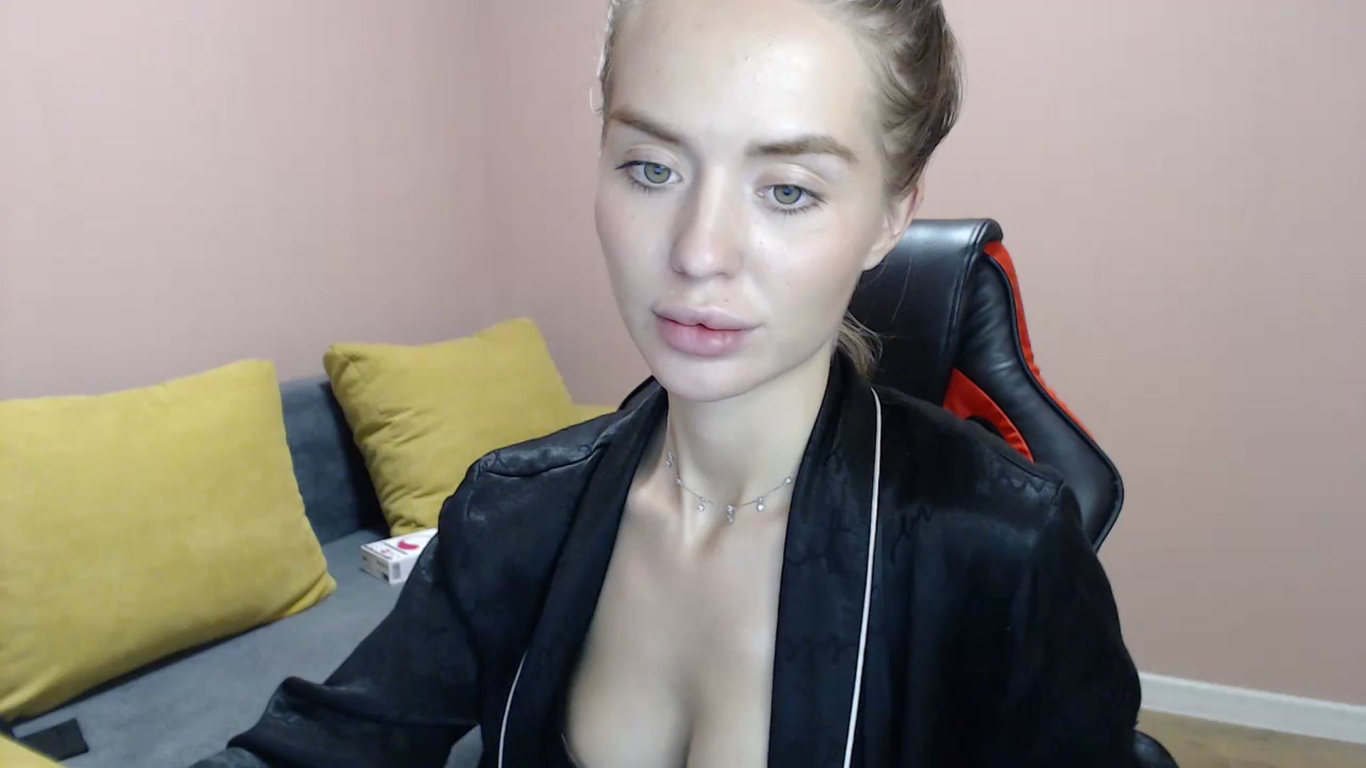 Gallery image thumbnail from KamiShine's myfreecams stream on, 08/12/2024, 13:10 image 6 of 20