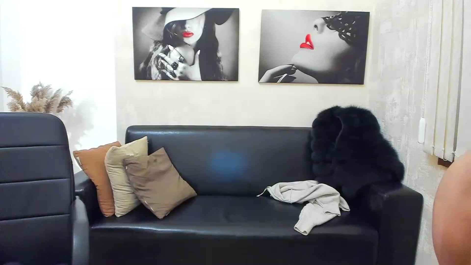 Gallery image thumbnail from Kamila_Rouds's myfreecams stream on, 12/03/2022, 11:42 image 4 of 20