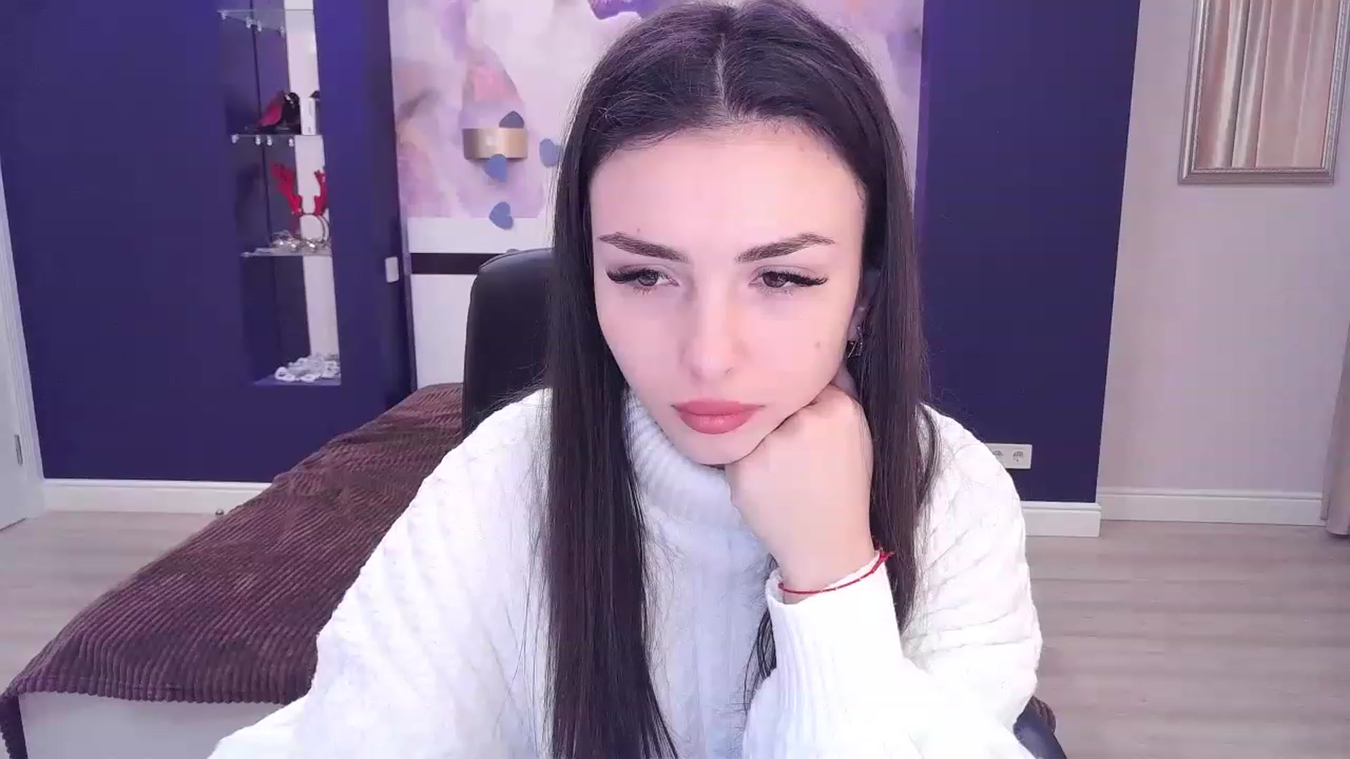 Gallery image thumbnail from Kamila_Rouds's myfreecams stream on, 12/16/2022, 10:41 image 6 of 20