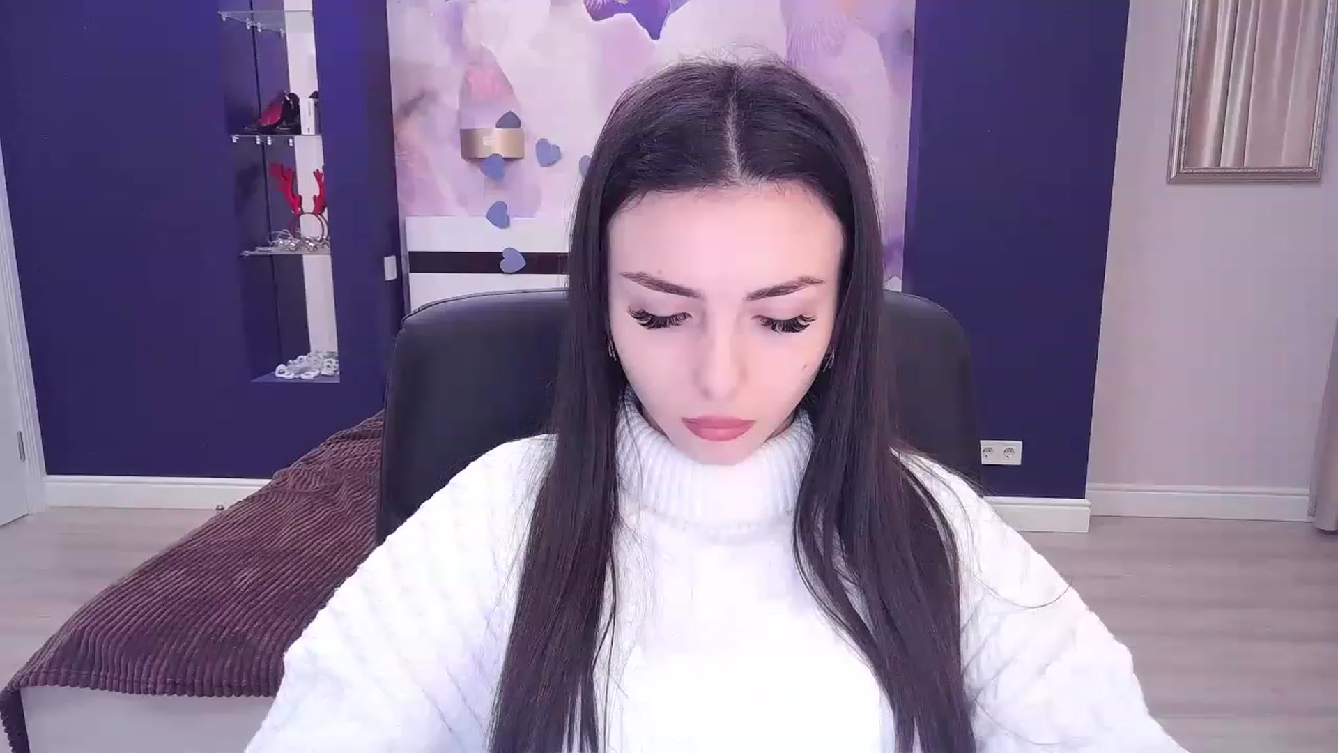 Gallery image thumbnail from Kamila_Rouds's myfreecams stream on, 12/16/2022, 10:41 image 10 of 20