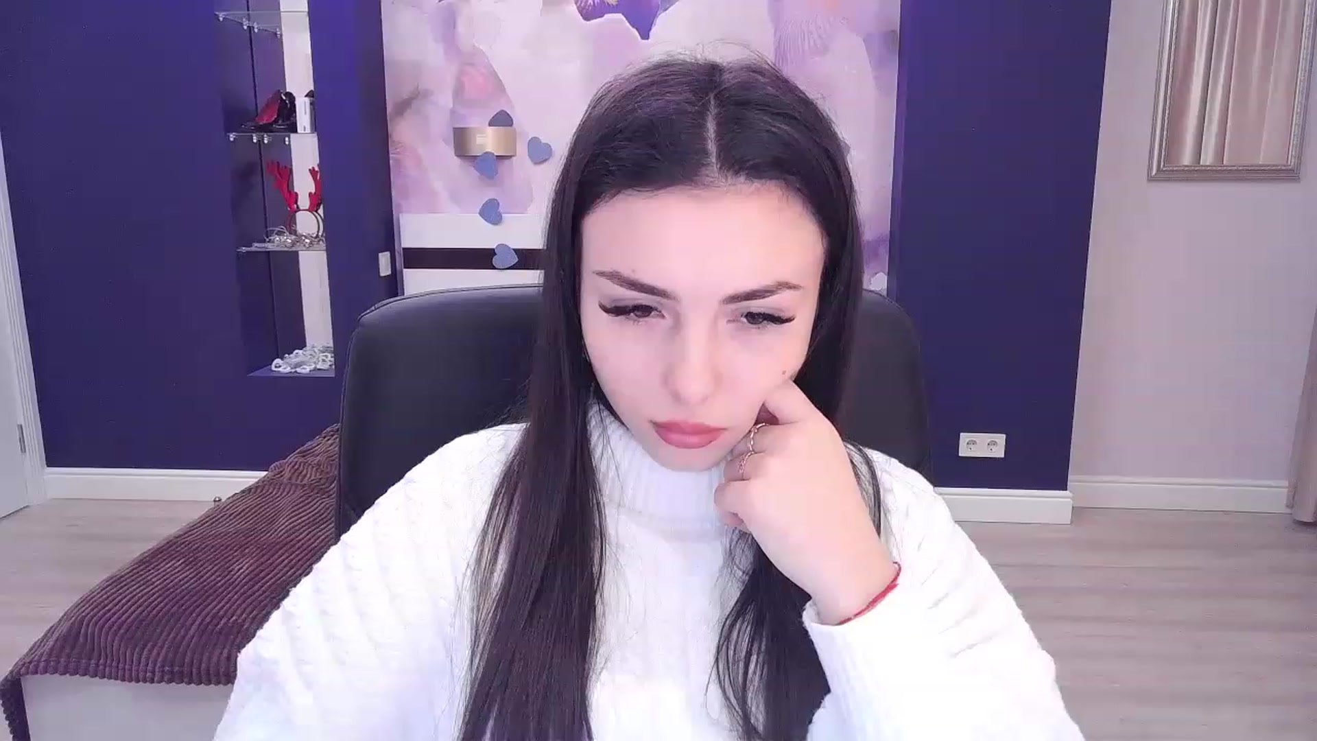 Gallery image thumbnail from Kamila_Rouds's myfreecams stream on, 12/16/2022, 10:41 image 7 of 20