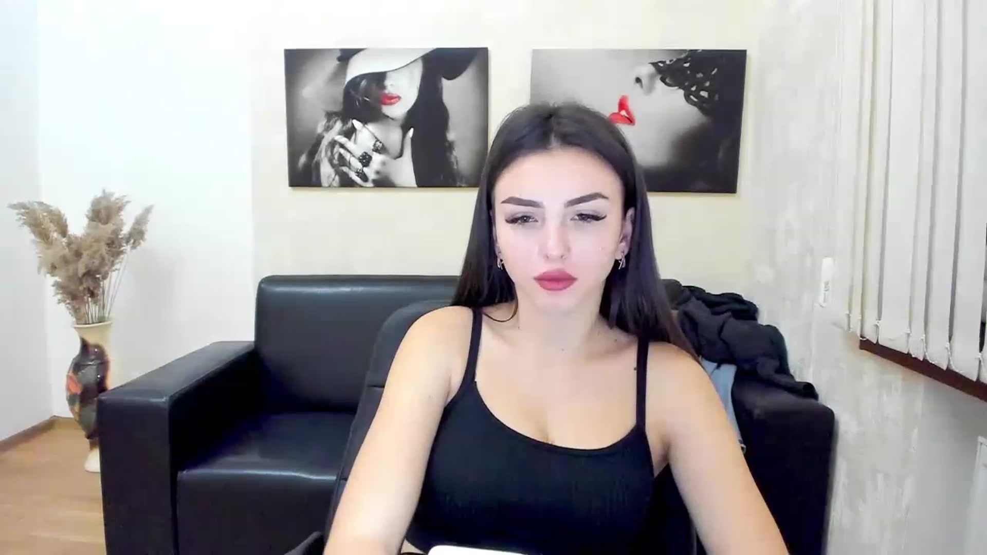 Gallery image thumbnail from Kamila_Rouds's myfreecams stream on, 12/19/2022, 09:40 image 10 of 20