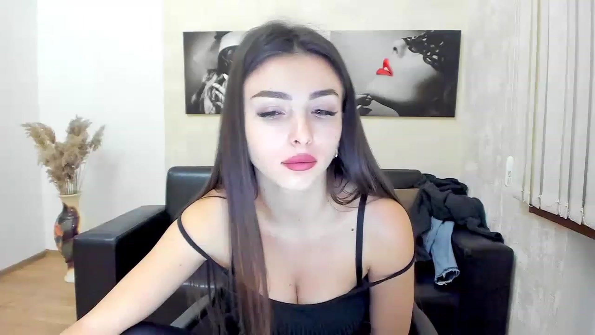 Gallery image thumbnail from Kamila_Rouds's myfreecams stream on, 12/19/2022, 09:55 image 6 of 20
