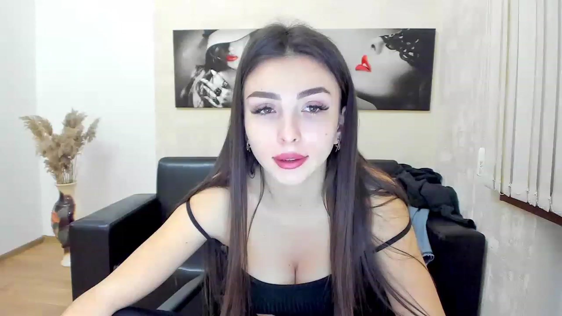 Gallery image thumbnail from Kamila_Rouds's myfreecams stream on, 12/19/2022, 09:55 image 11 of 20