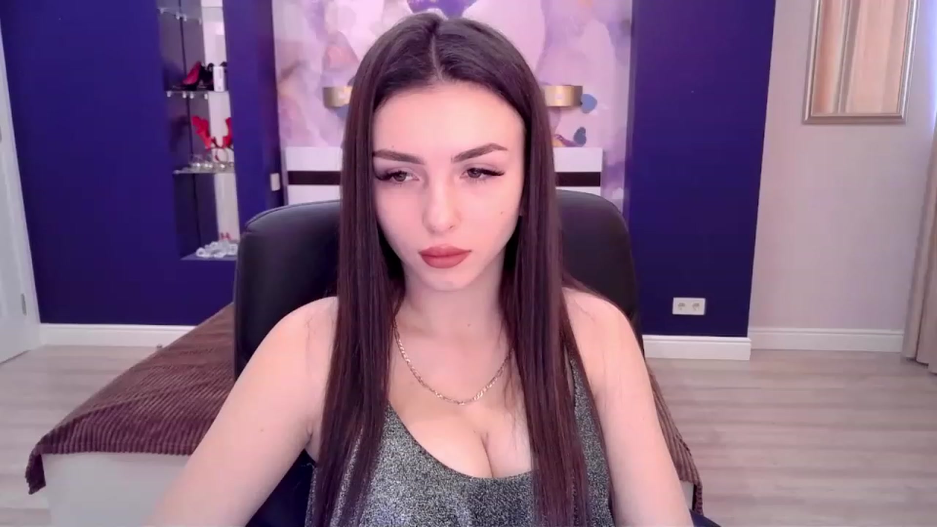 Gallery image thumbnail from Kamila_Rouds's myfreecams stream on, 12/20/2022, 09:17 image 3 of 20