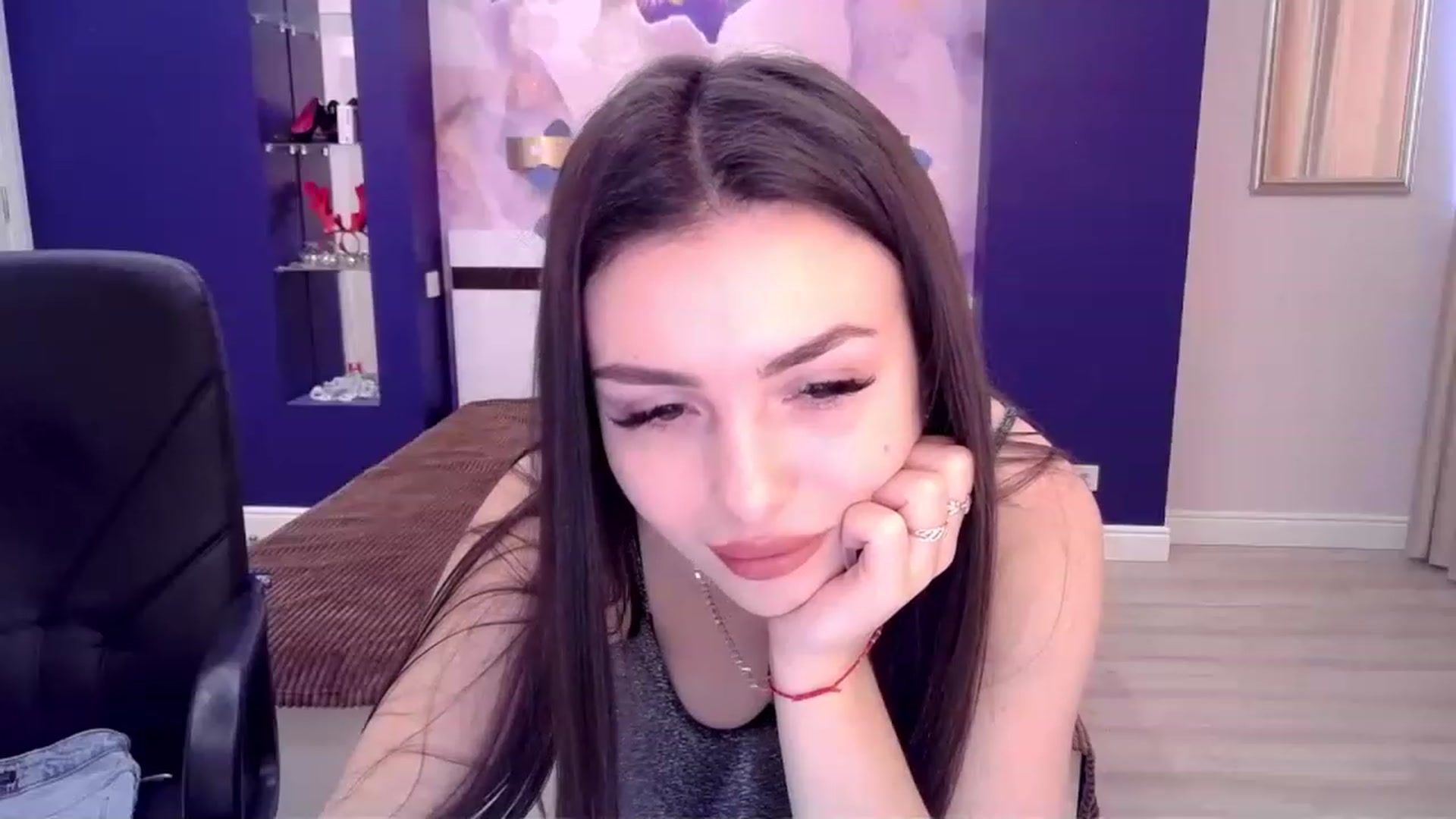 Gallery image thumbnail from Kamila_Rouds's myfreecams stream on, 12/20/2022, 09:17 image 12 of 20
