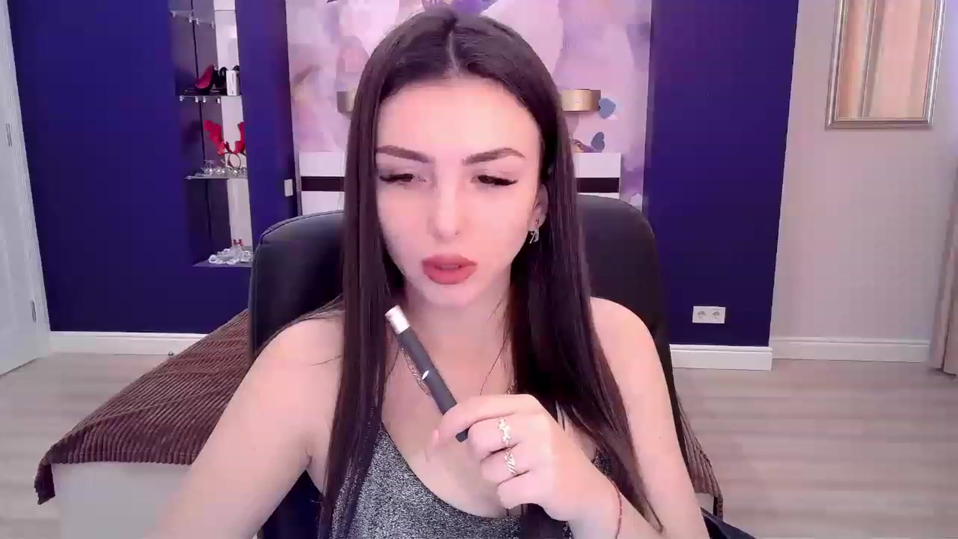 Gallery image thumbnail from Kamila_Rouds's myfreecams stream on, 12/20/2022, 09:17 image 17 of 20