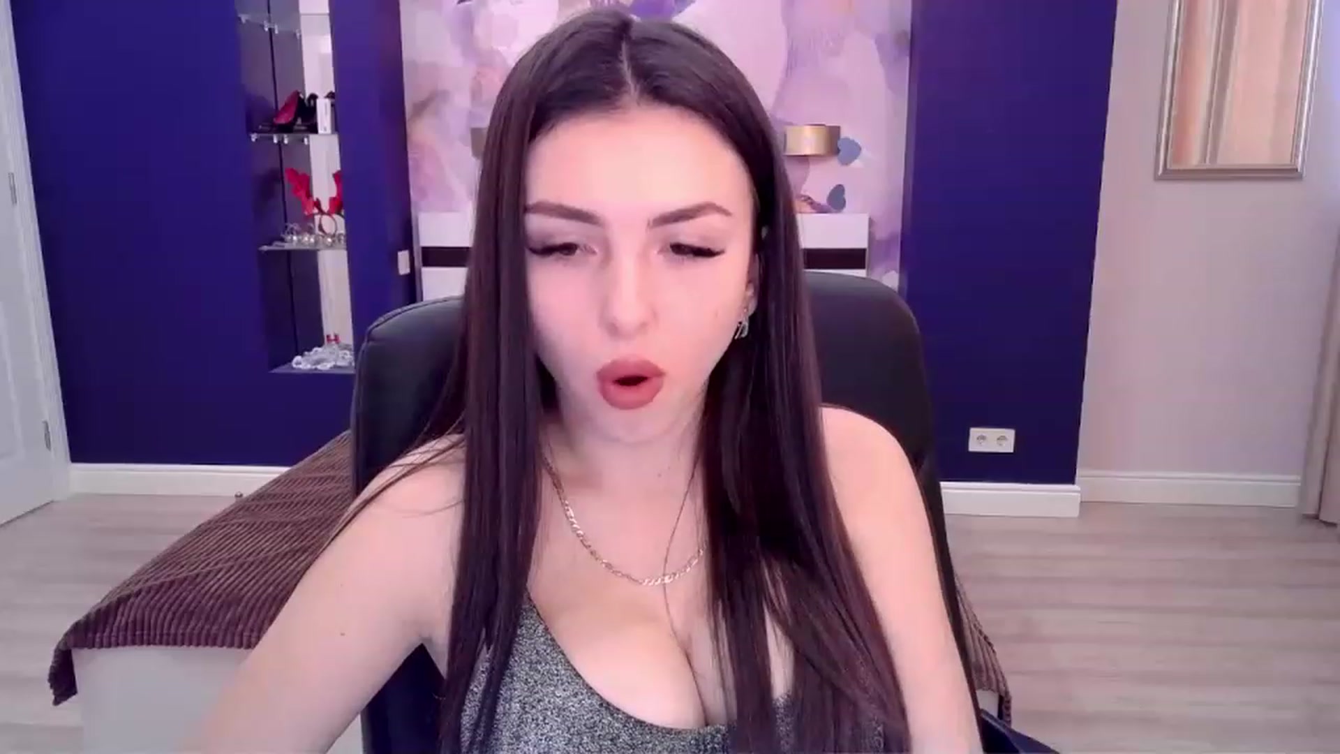 Gallery image thumbnail from Kamila_Rouds's myfreecams stream on, 12/20/2022, 09:17 image 13 of 20