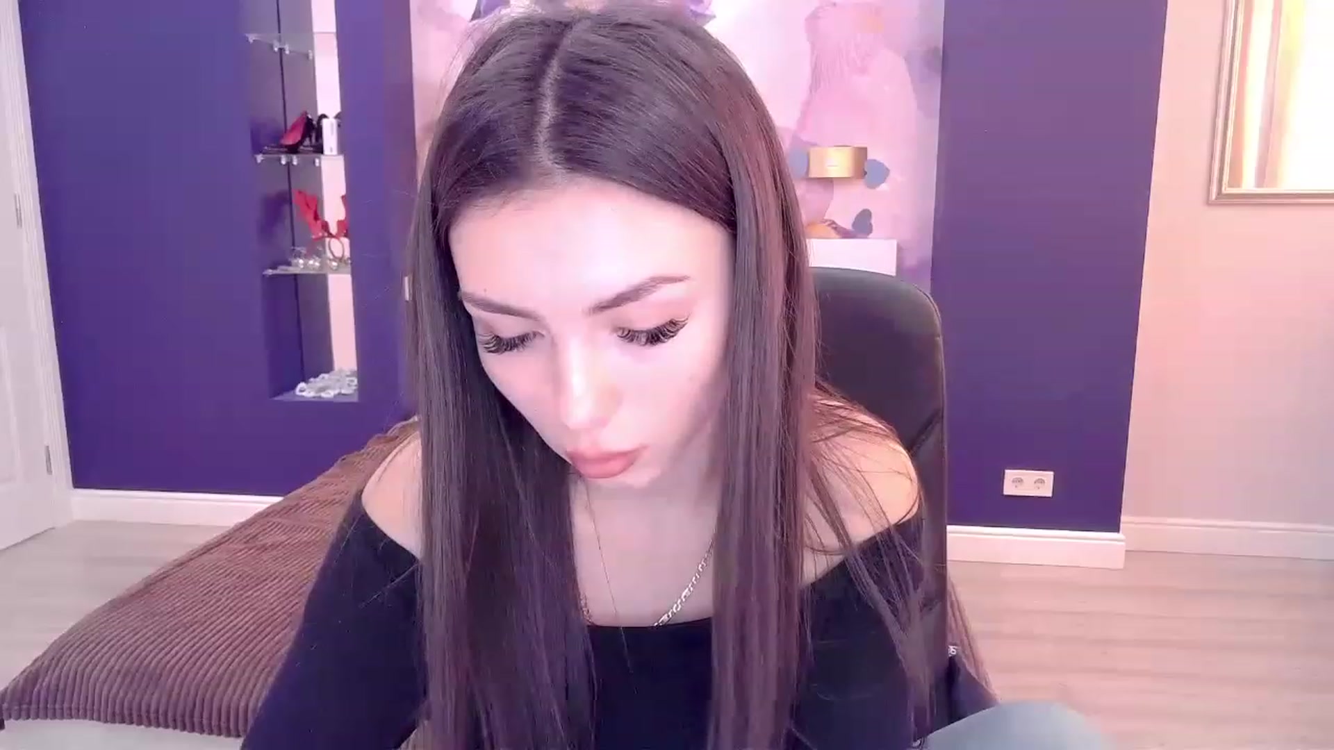 Gallery image thumbnail from Kamila_Rouds's myfreecams stream on, 12/21/2022, 11:51 image 20 of 20