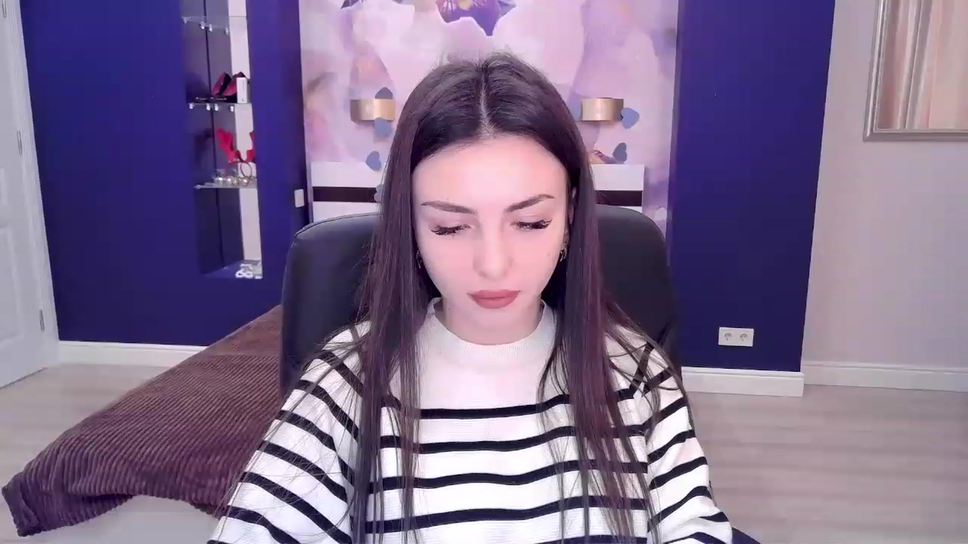Gallery image thumbnail from Kamila_Rouds's myfreecams stream on, 12/26/2022, 07:57 image 4 of 20