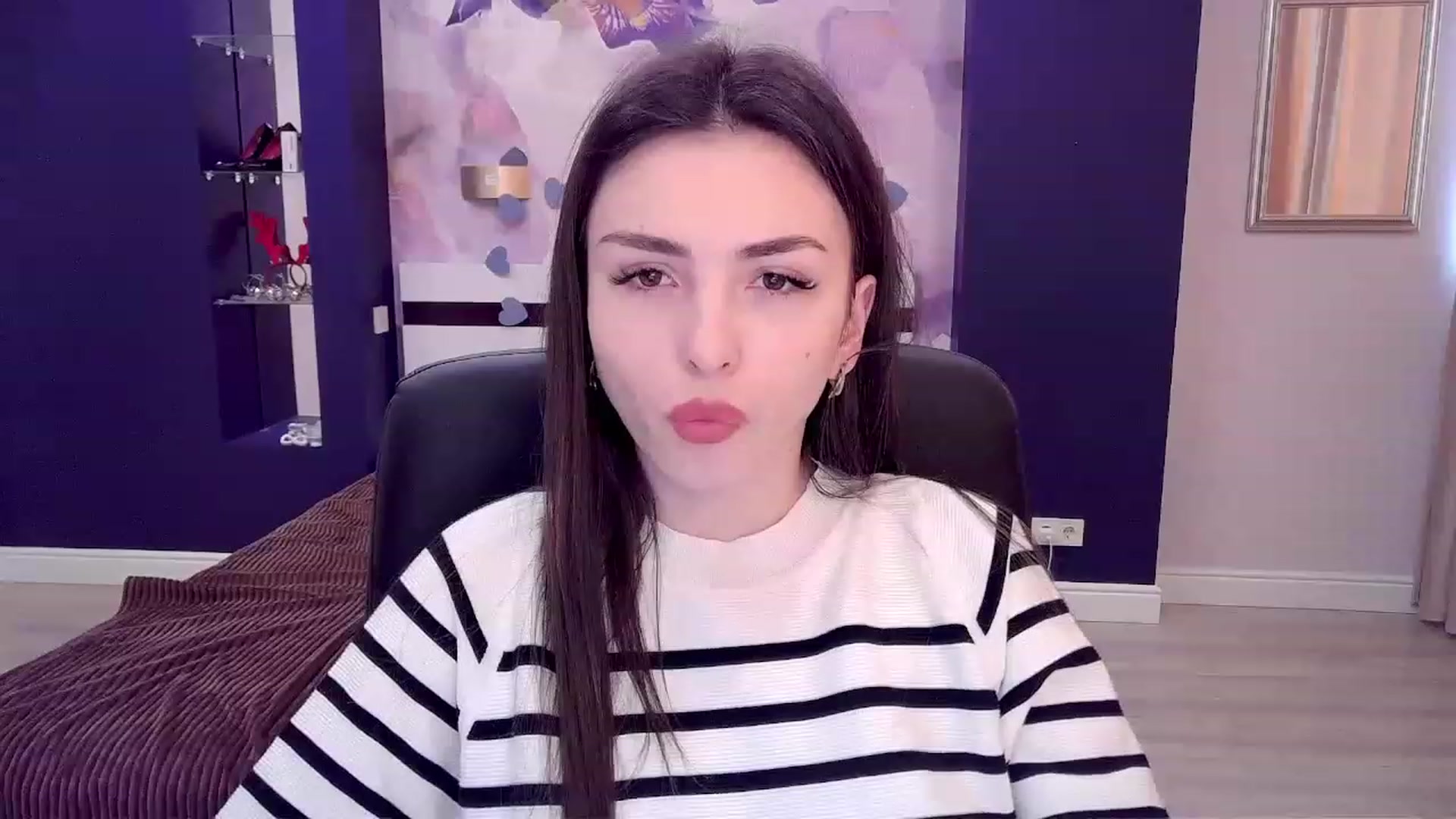 Gallery image thumbnail from Kamila_Rouds's myfreecams stream on, 12/26/2022, 11:02 image 6 of 20