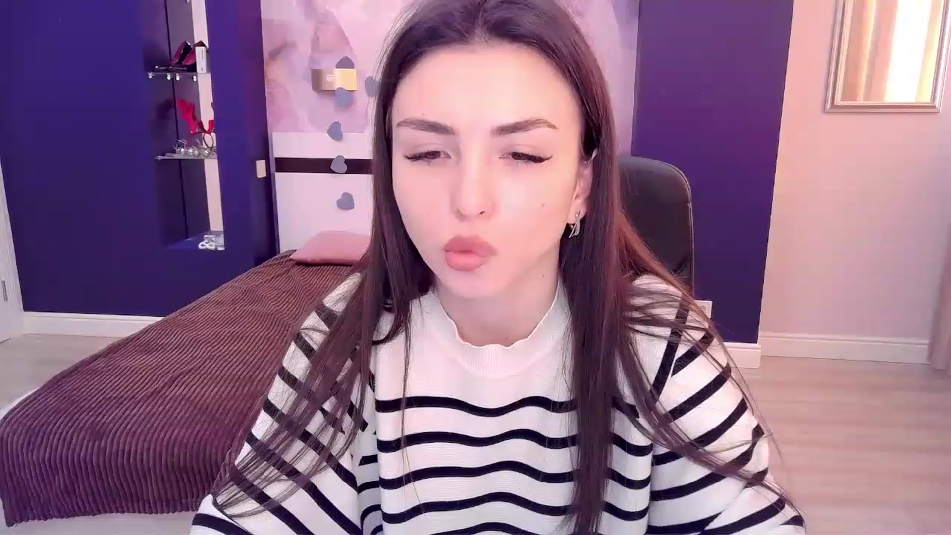 Gallery image thumbnail from Kamila_Rouds's myfreecams stream on, 12/26/2022, 11:37 image 10 of 20